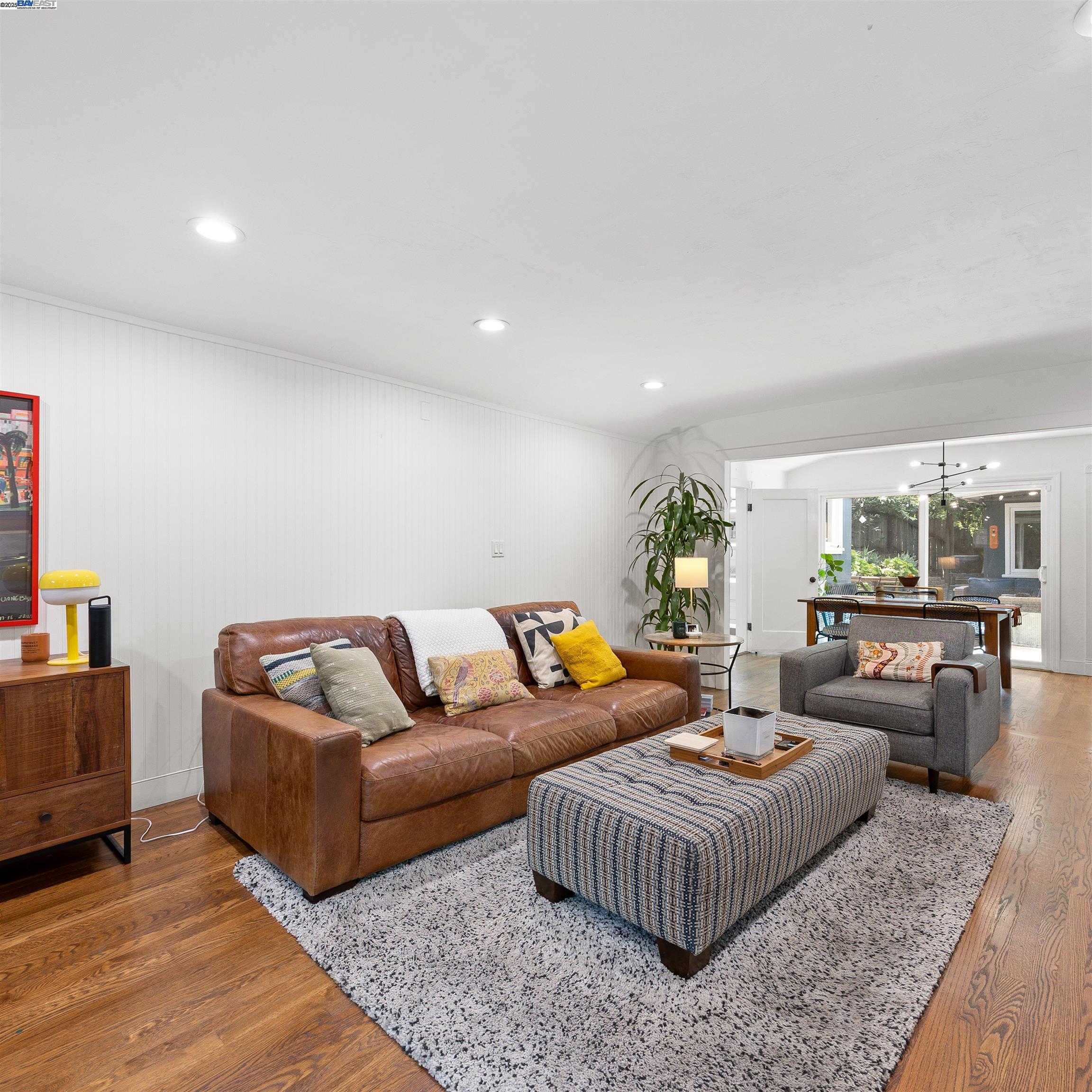 Detail Gallery Image 2 of 38 For 2647 Monterey Blvd, Oakland,  CA 94602 - 3 Beds | 3 Baths