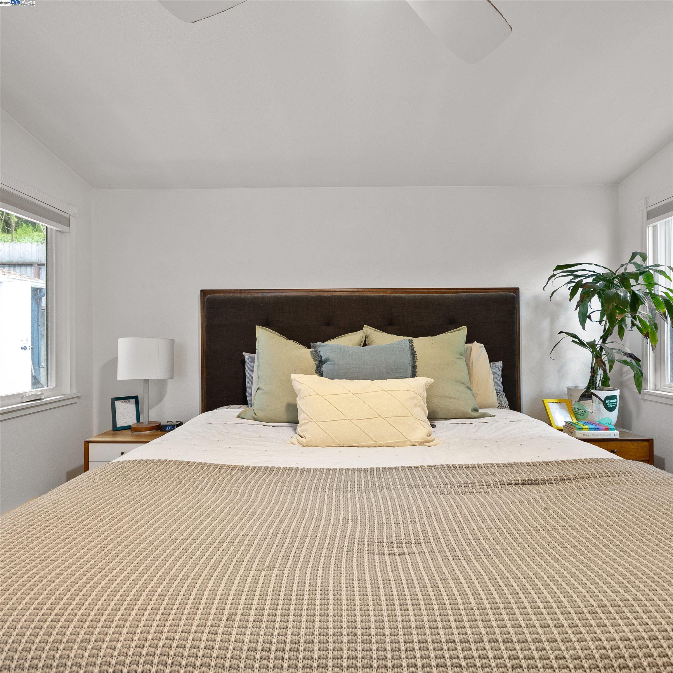 Detail Gallery Image 11 of 38 For 2647 Monterey Blvd, Oakland,  CA 94602 - 3 Beds | 3 Baths