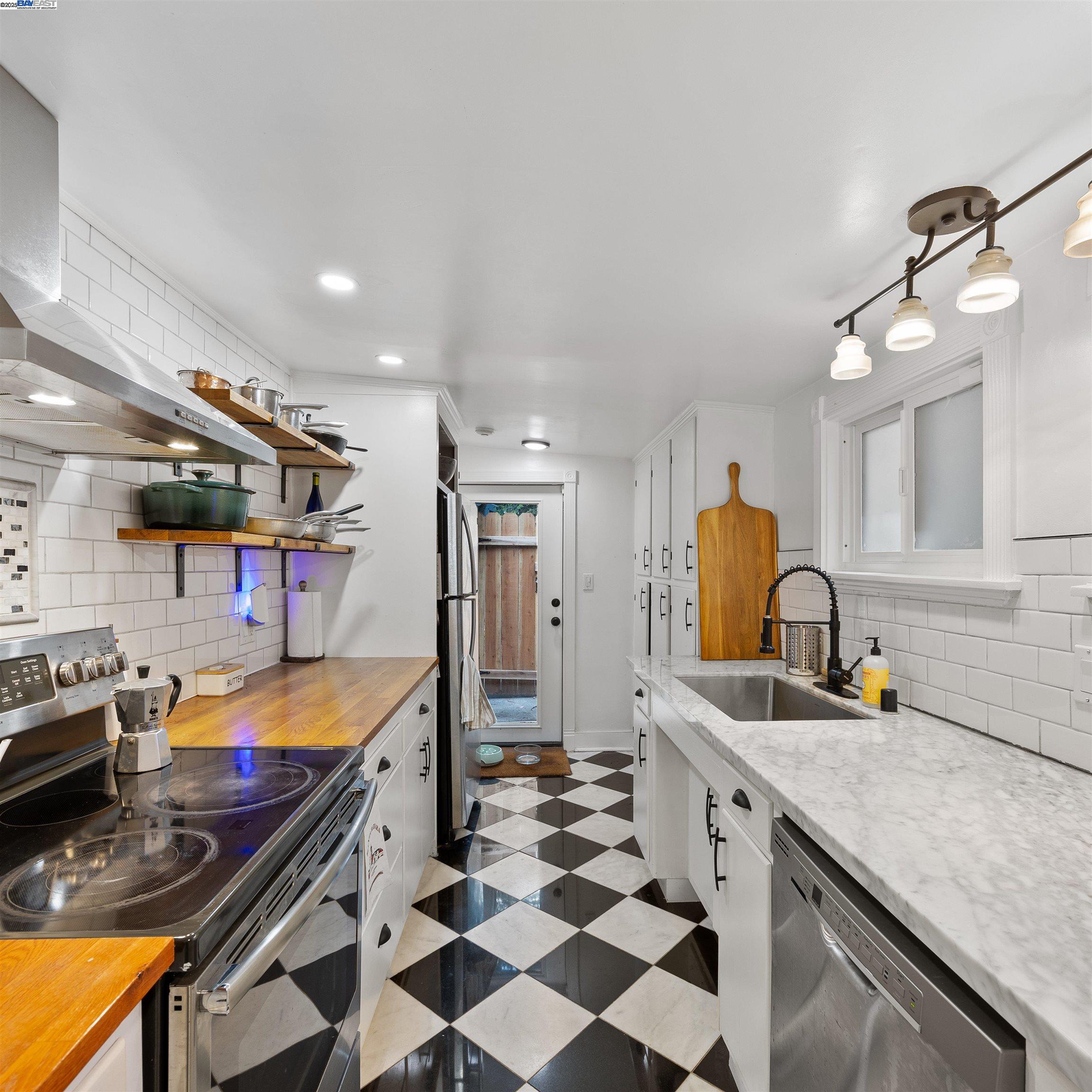 Detail Gallery Image 14 of 38 For 2647 Monterey Blvd, Oakland,  CA 94602 - 3 Beds | 3 Baths
