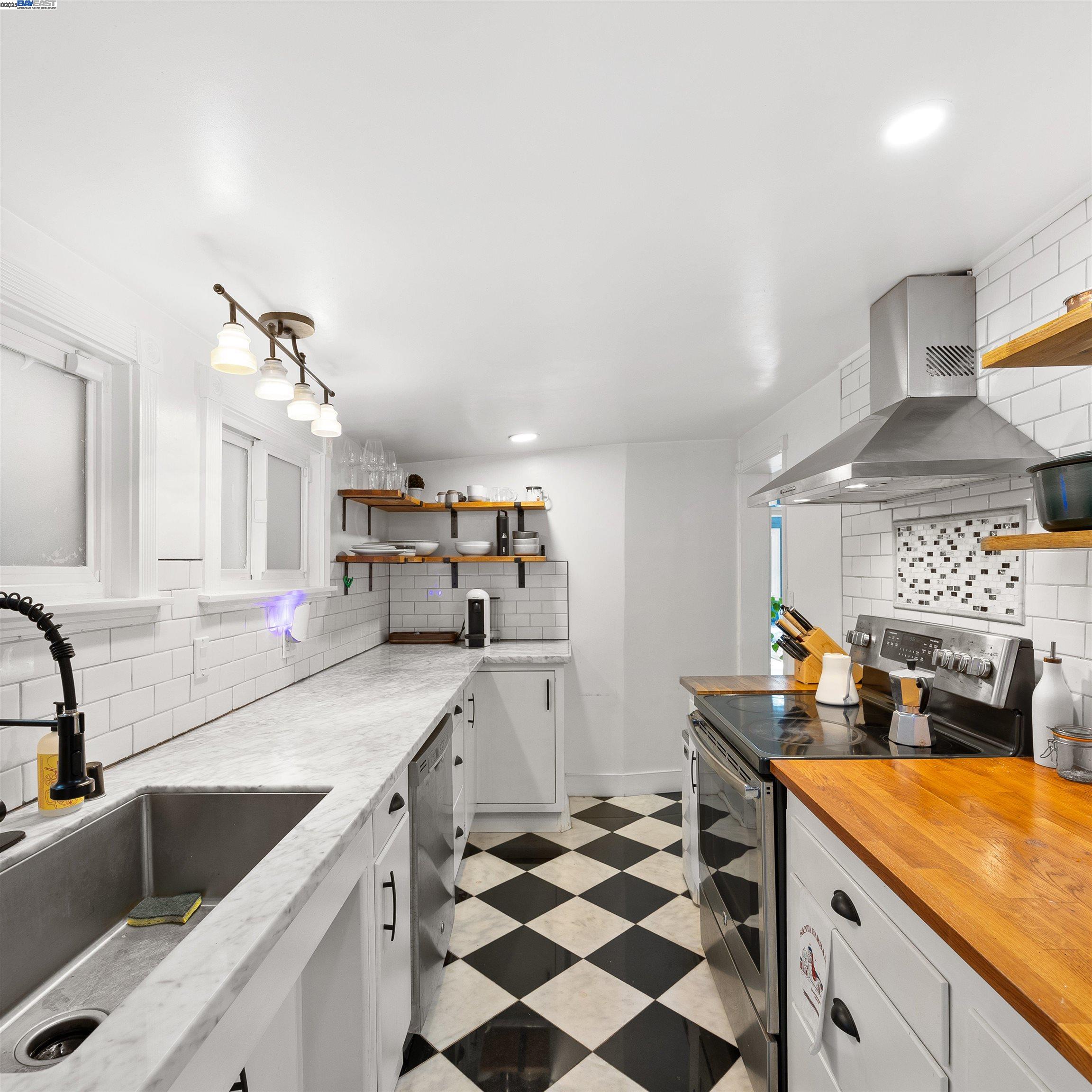 Detail Gallery Image 15 of 38 For 2647 Monterey Blvd, Oakland,  CA 94602 - 3 Beds | 3 Baths