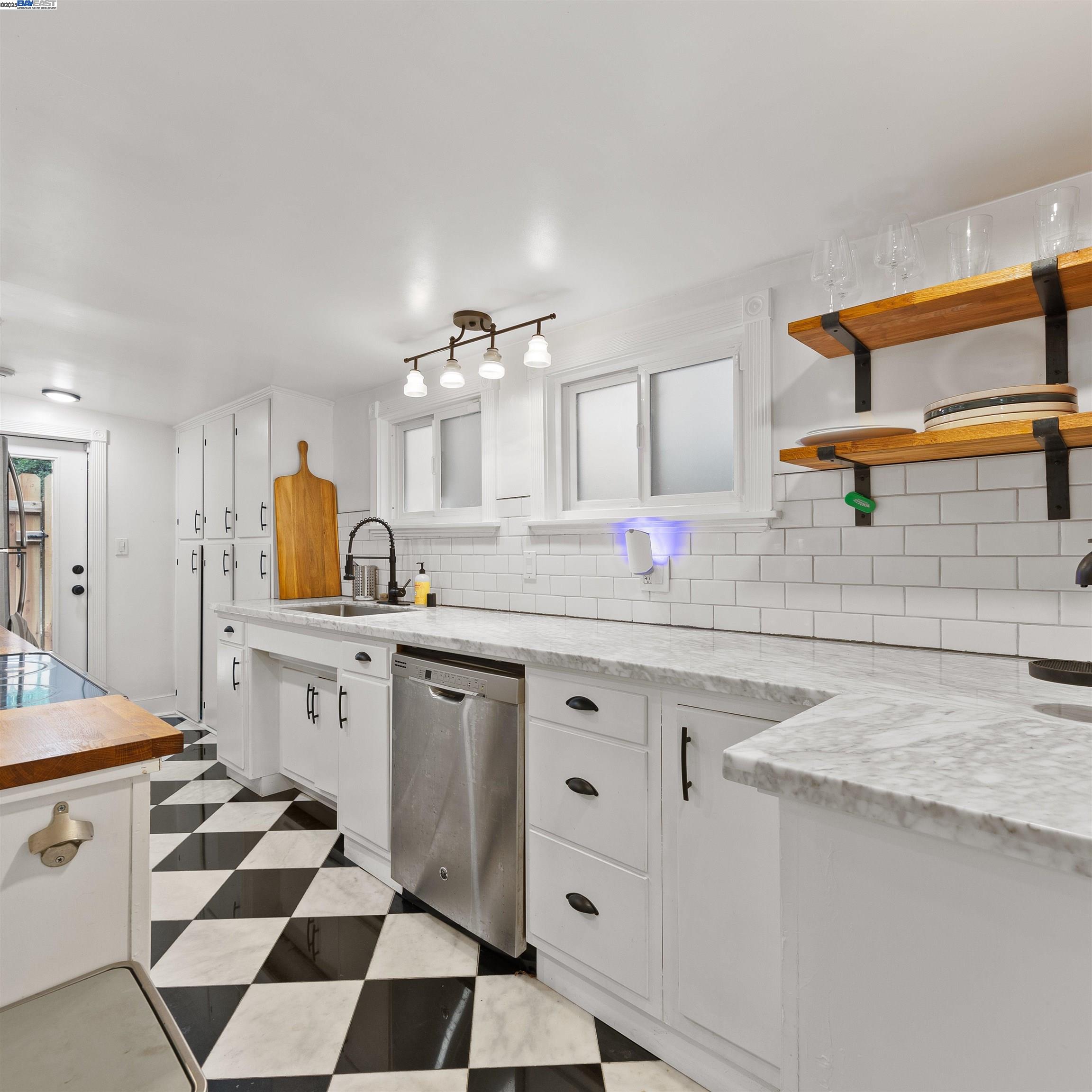 Detail Gallery Image 16 of 38 For 2647 Monterey Blvd, Oakland,  CA 94602 - 3 Beds | 3 Baths