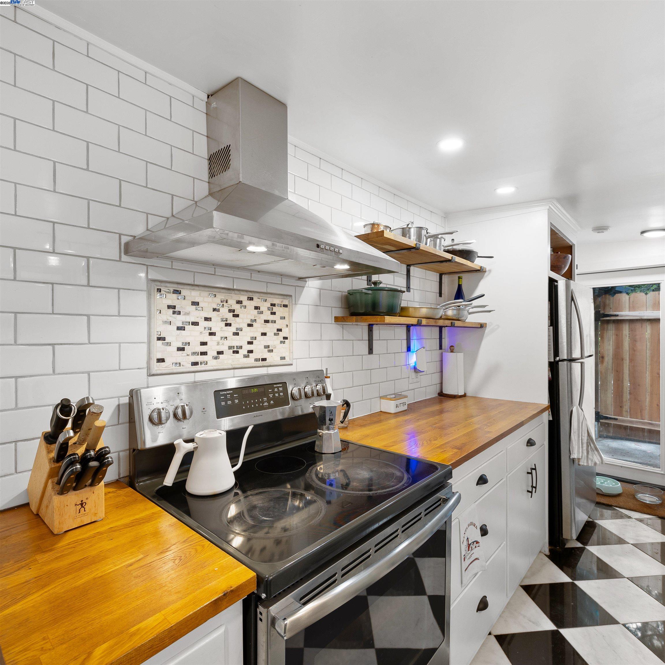 Detail Gallery Image 17 of 38 For 2647 Monterey Blvd, Oakland,  CA 94602 - 3 Beds | 3 Baths