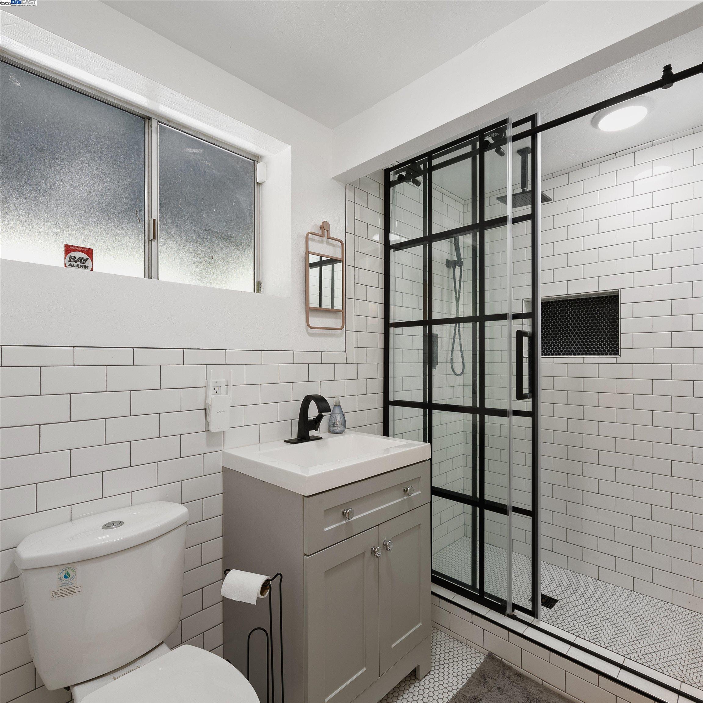Detail Gallery Image 18 of 38 For 2647 Monterey Blvd, Oakland,  CA 94602 - 3 Beds | 3 Baths
