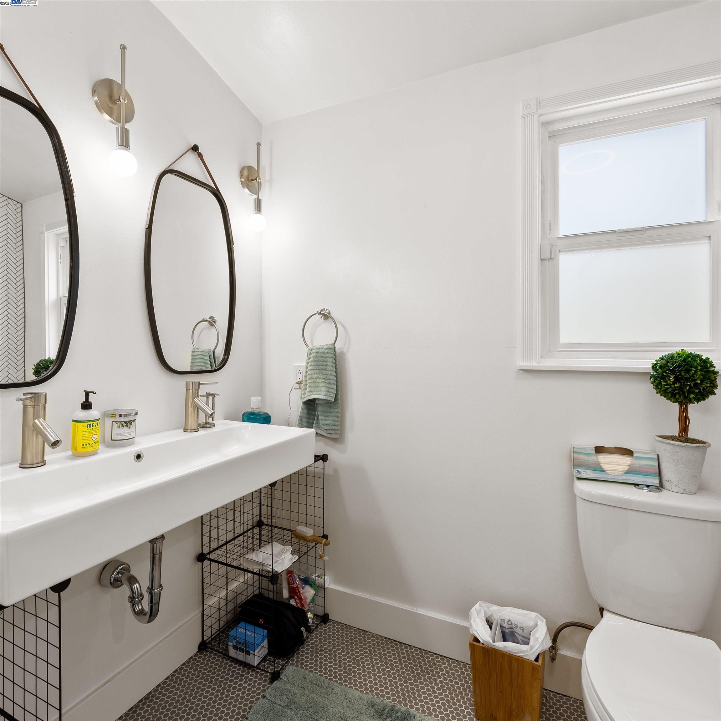 Detail Gallery Image 19 of 38 For 2647 Monterey Blvd, Oakland,  CA 94602 - 3 Beds | 3 Baths
