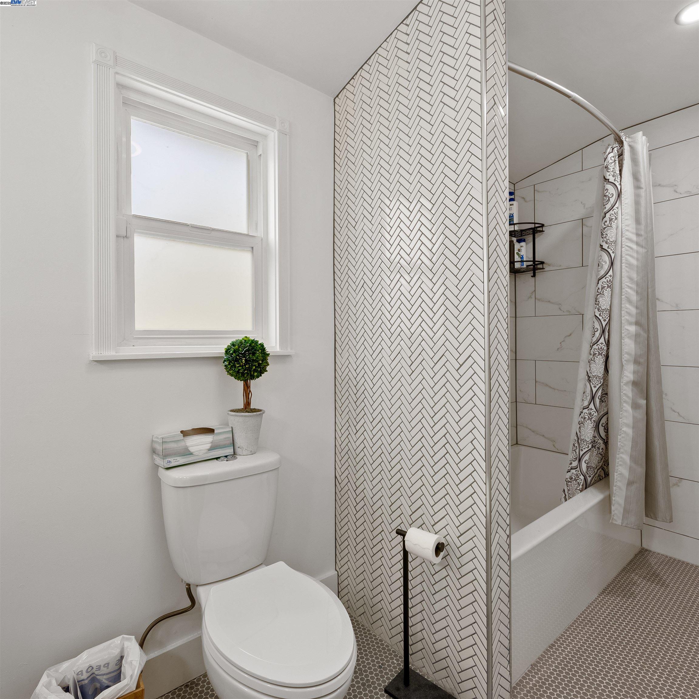 Detail Gallery Image 20 of 38 For 2647 Monterey Blvd, Oakland,  CA 94602 - 3 Beds | 3 Baths