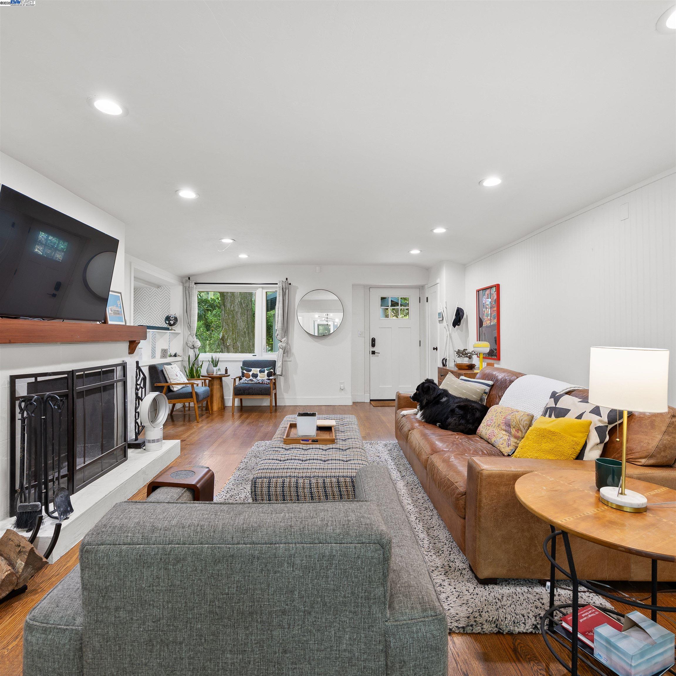 Detail Gallery Image 3 of 38 For 2647 Monterey Blvd, Oakland,  CA 94602 - 3 Beds | 3 Baths