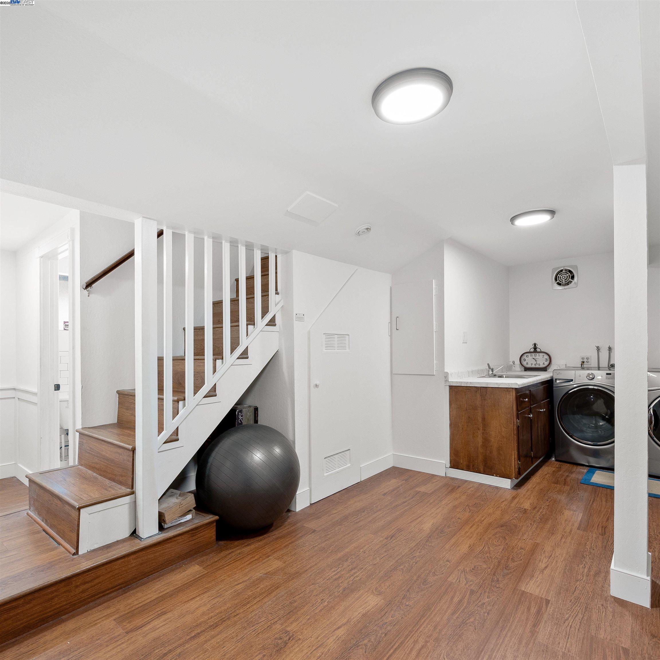 Detail Gallery Image 23 of 38 For 2647 Monterey Blvd, Oakland,  CA 94602 - 3 Beds | 3 Baths