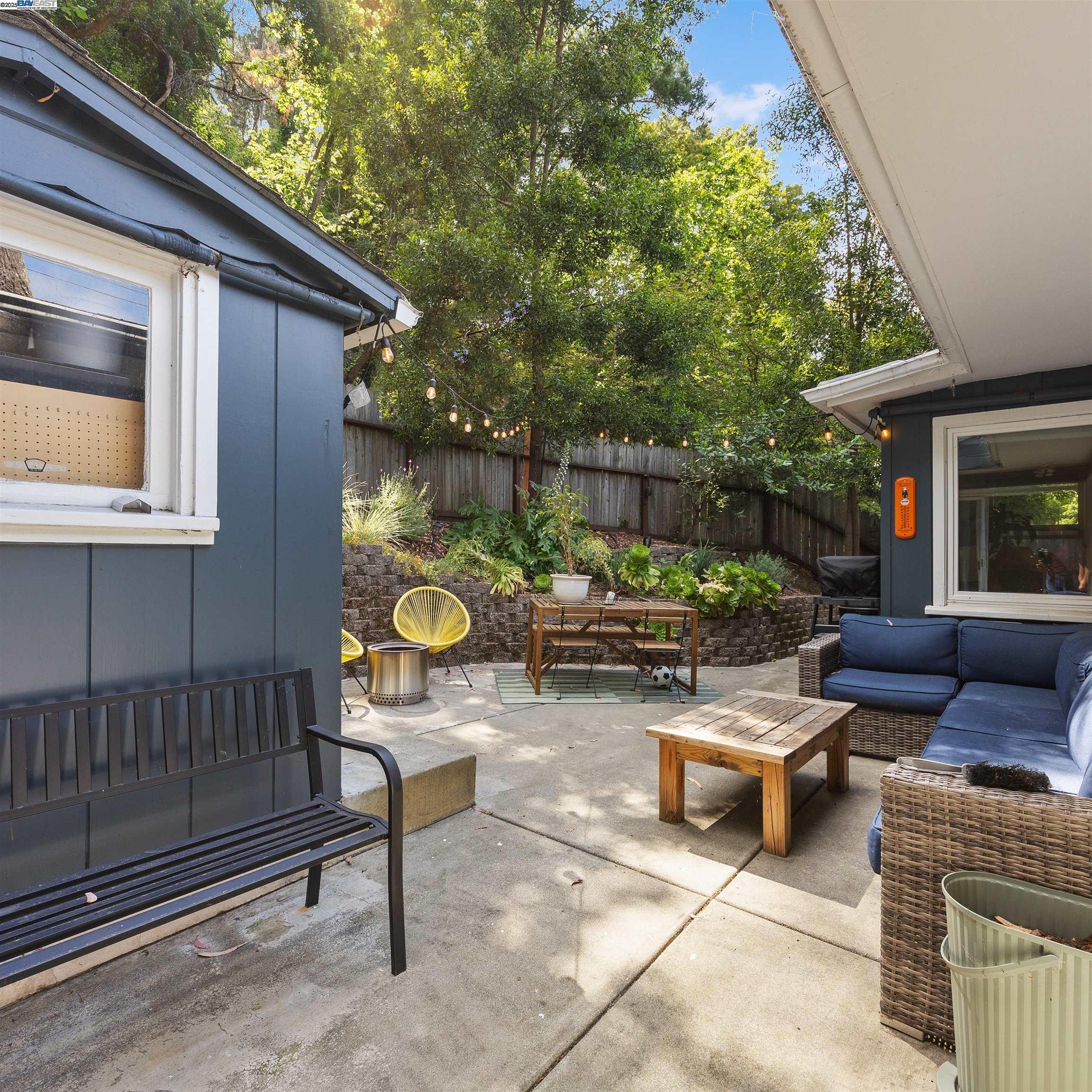 Detail Gallery Image 29 of 38 For 2647 Monterey Blvd, Oakland,  CA 94602 - 3 Beds | 3 Baths