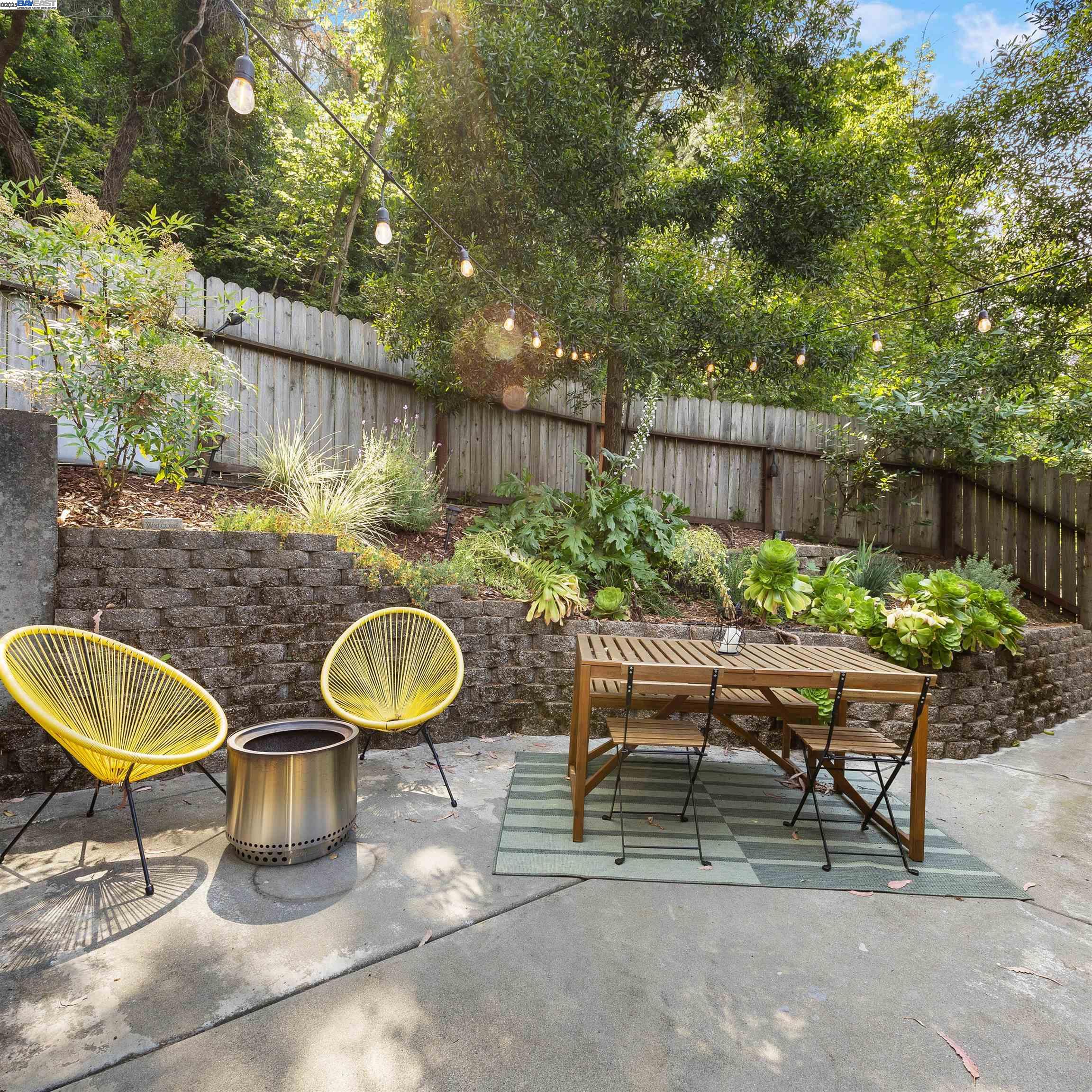 Detail Gallery Image 30 of 38 For 2647 Monterey Blvd, Oakland,  CA 94602 - 3 Beds | 3 Baths