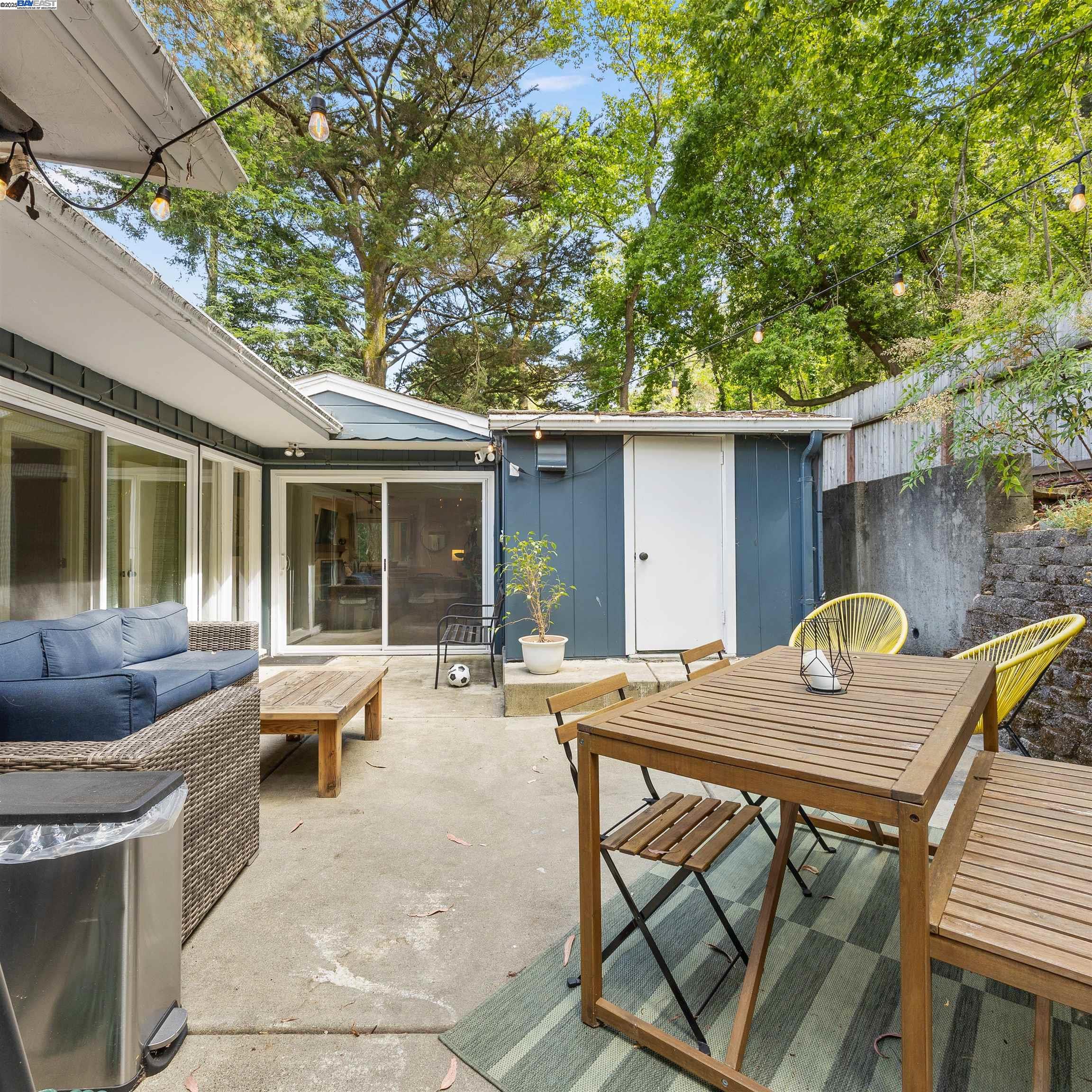 Detail Gallery Image 31 of 38 For 2647 Monterey Blvd, Oakland,  CA 94602 - 3 Beds | 3 Baths