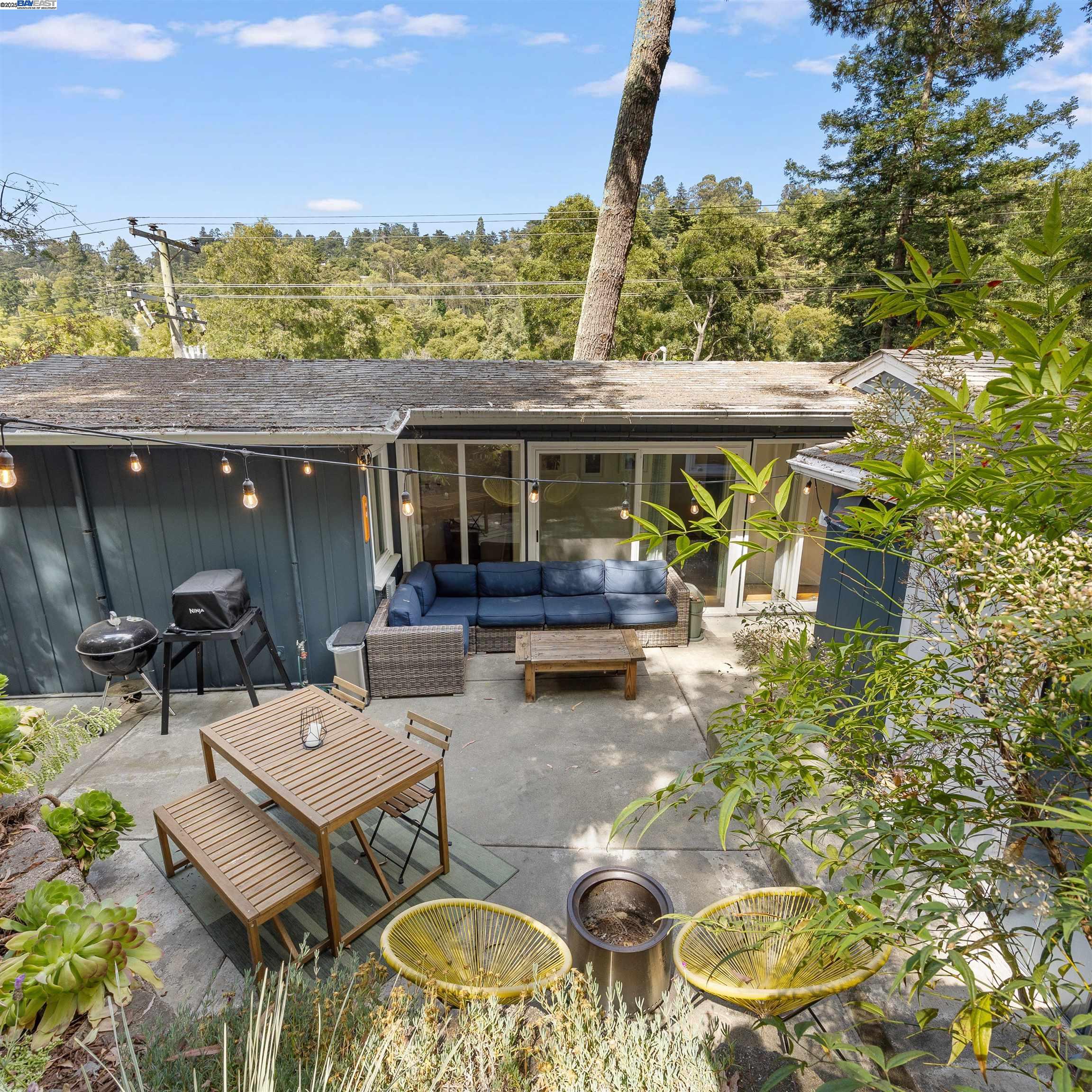 Detail Gallery Image 32 of 38 For 2647 Monterey Blvd, Oakland,  CA 94602 - 3 Beds | 3 Baths