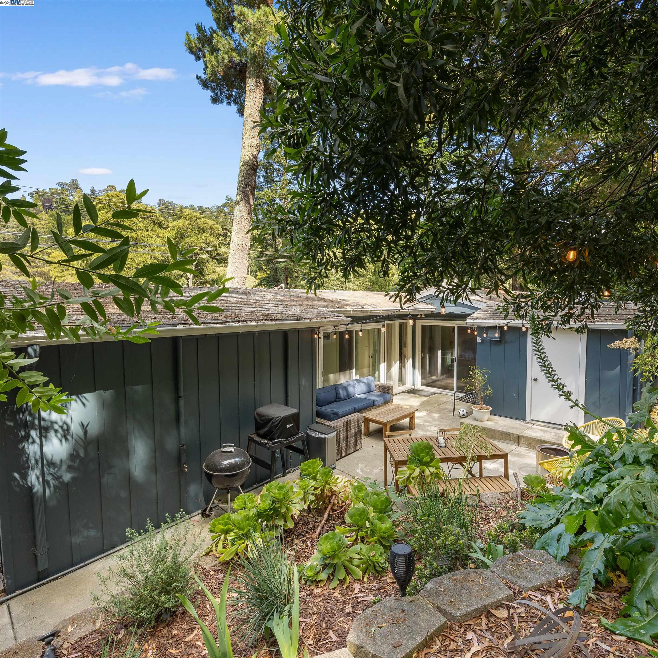 Detail Gallery Image 34 of 38 For 2647 Monterey Blvd, Oakland,  CA 94602 - 3 Beds | 3 Baths