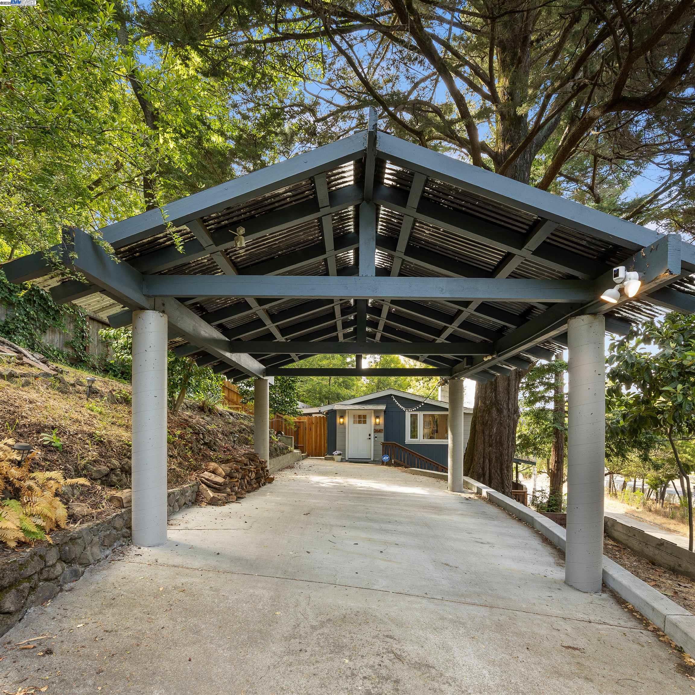 Detail Gallery Image 36 of 38 For 2647 Monterey Blvd, Oakland,  CA 94602 - 3 Beds | 3 Baths
