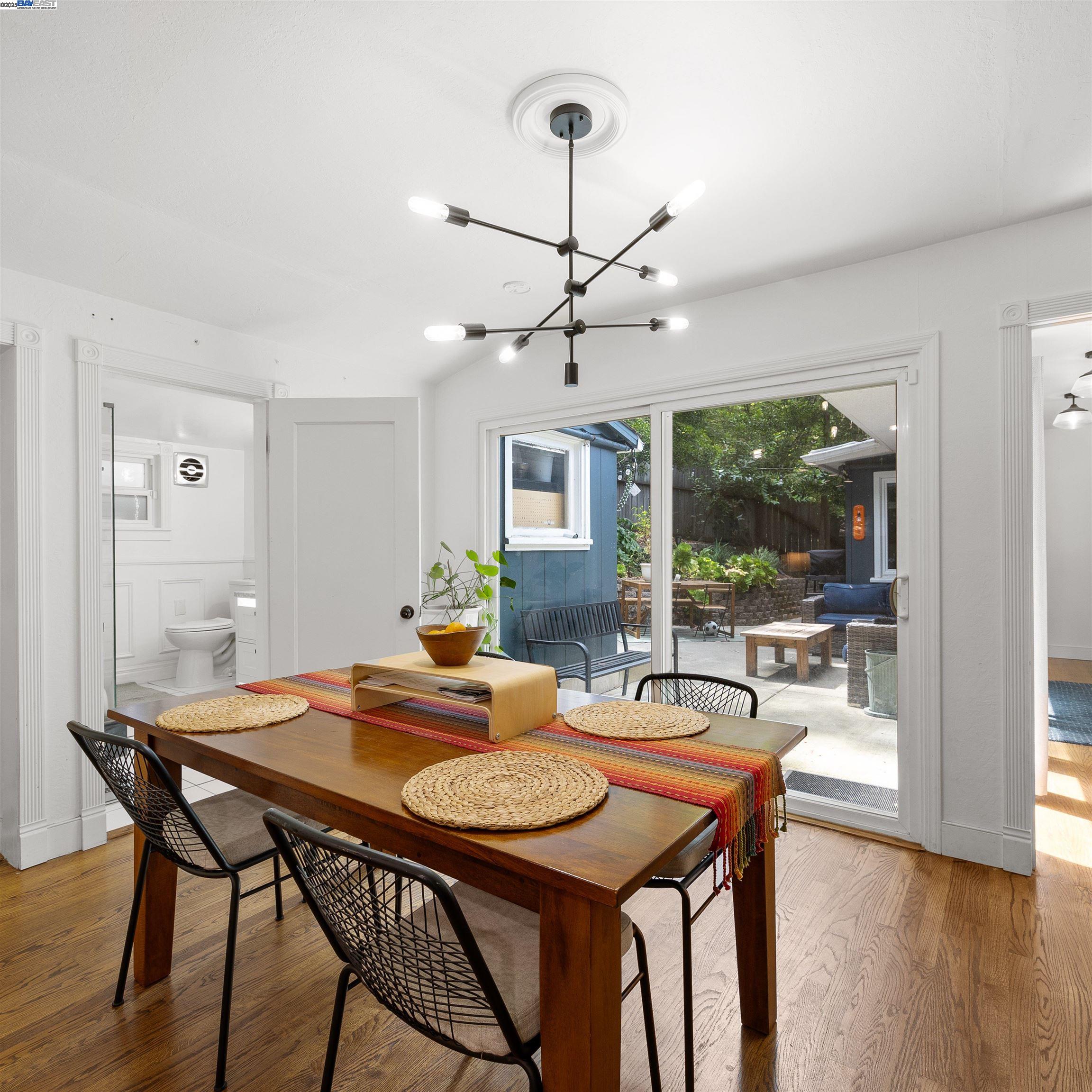Detail Gallery Image 5 of 38 For 2647 Monterey Blvd, Oakland,  CA 94602 - 3 Beds | 3 Baths