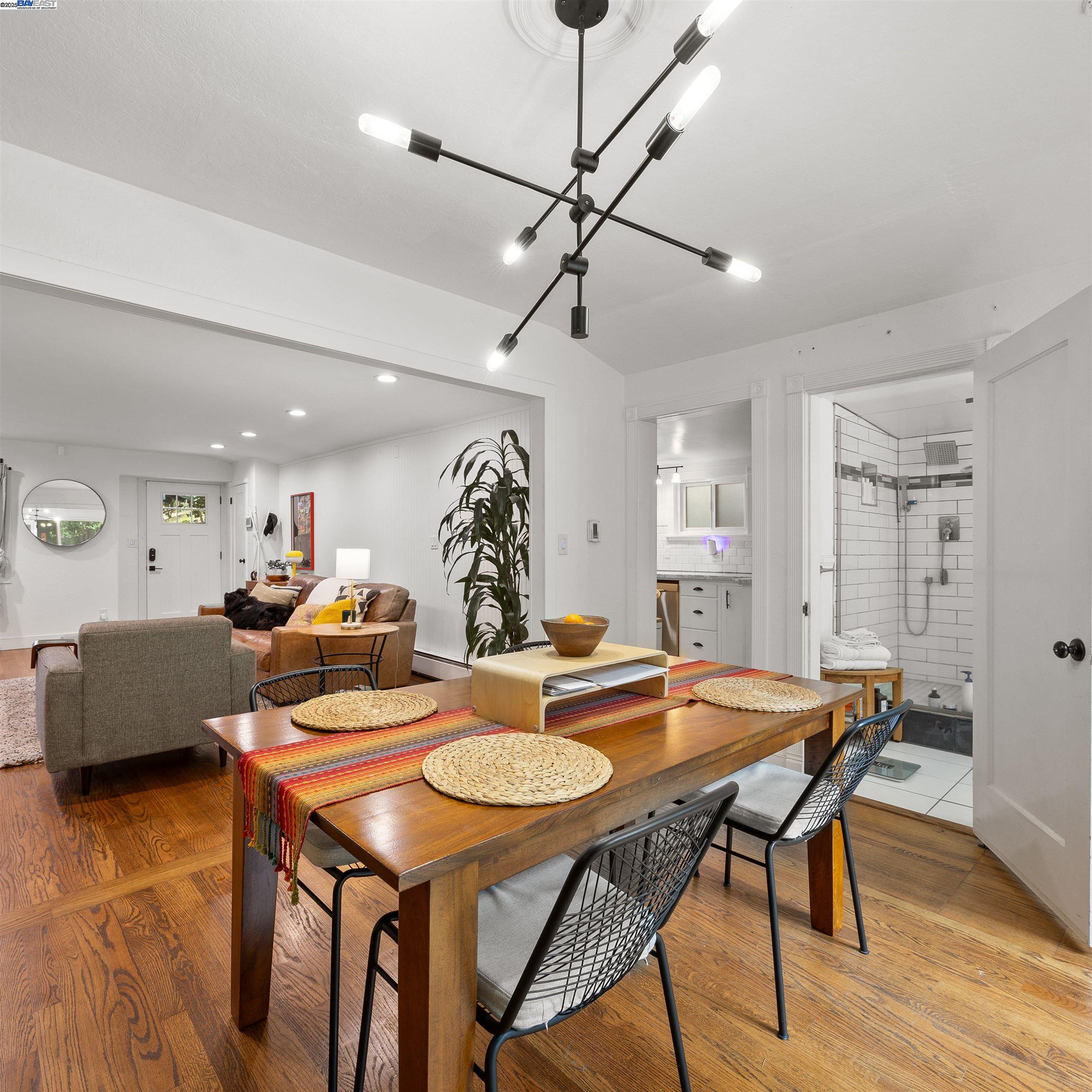 Detail Gallery Image 6 of 38 For 2647 Monterey Blvd, Oakland,  CA 94602 - 3 Beds | 3 Baths