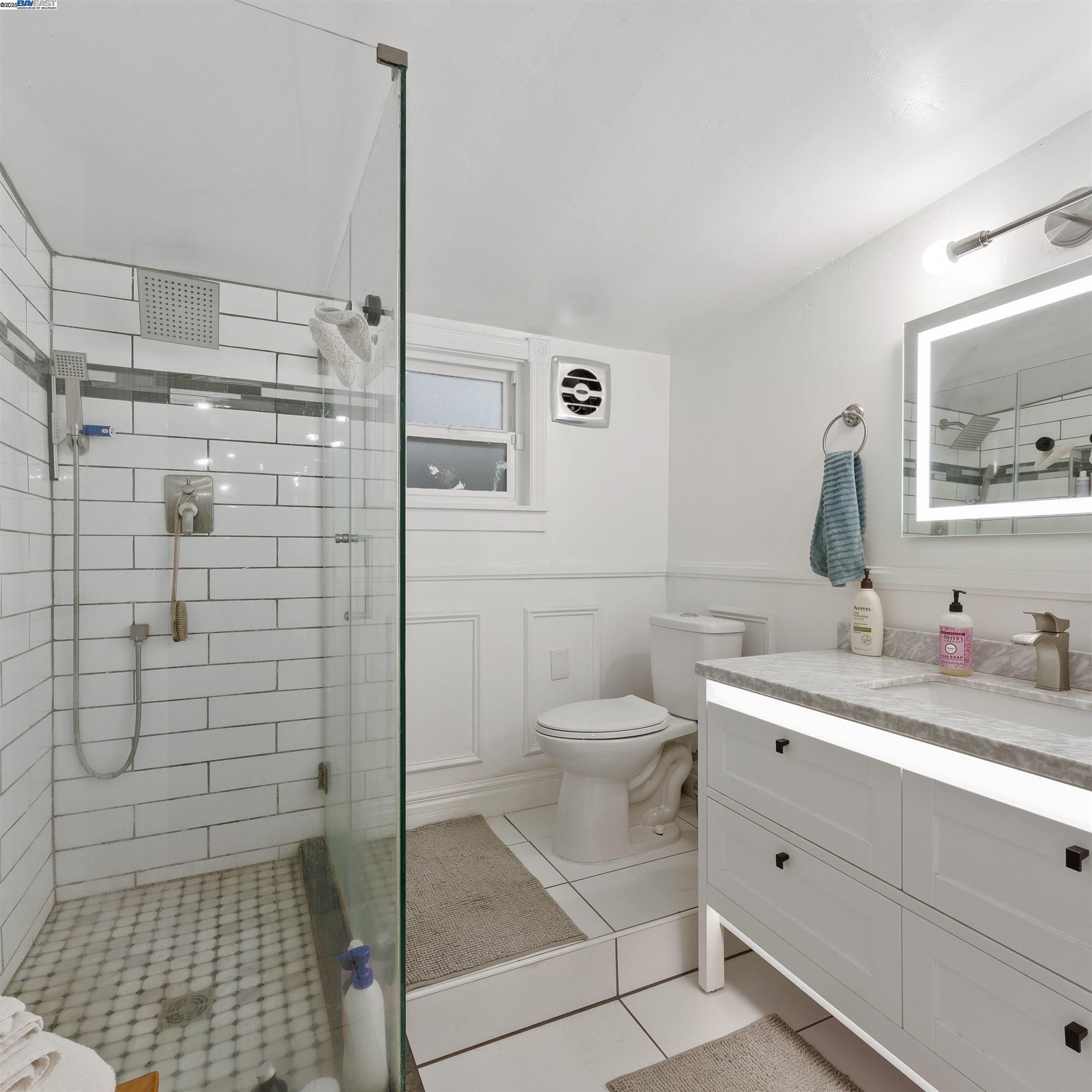 Detail Gallery Image 7 of 38 For 2647 Monterey Blvd, Oakland,  CA 94602 - 3 Beds | 3 Baths