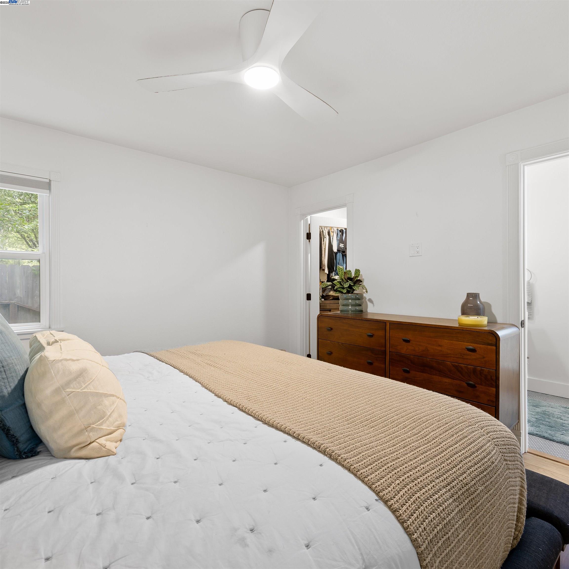 Detail Gallery Image 8 of 38 For 2647 Monterey Blvd, Oakland,  CA 94602 - 3 Beds | 3 Baths