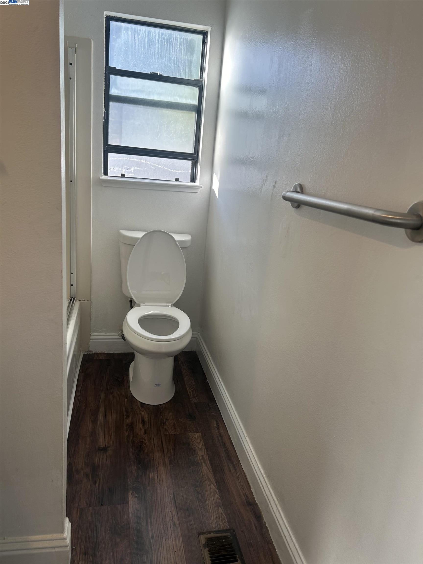 Detail Gallery Image 11 of 13 For Cynthia Ct, Hayward,  CA 94541 - 4 Beds | 2/1 Baths