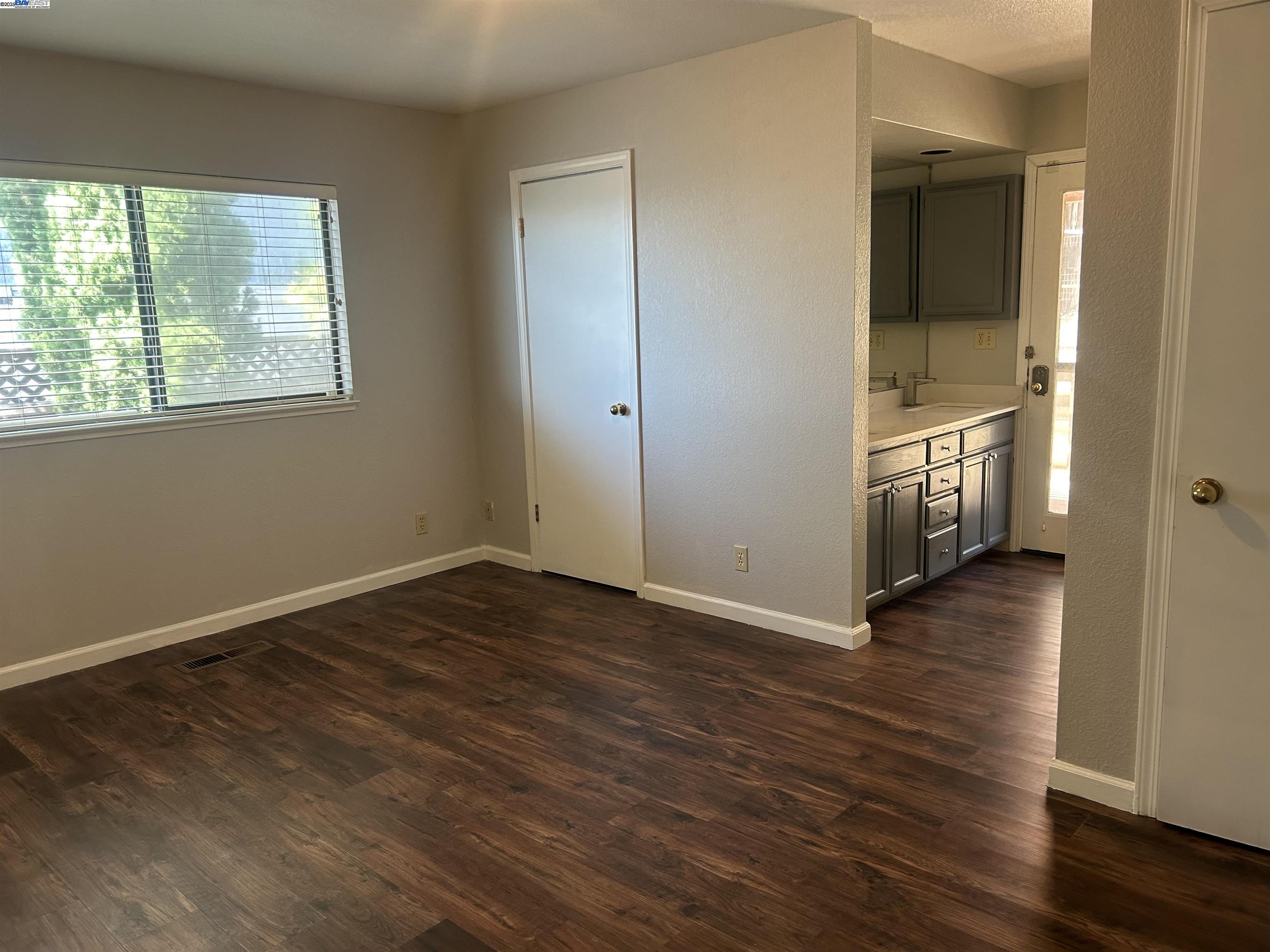 Detail Gallery Image 5 of 13 For Cynthia Ct, Hayward,  CA 94541 - 4 Beds | 2/1 Baths