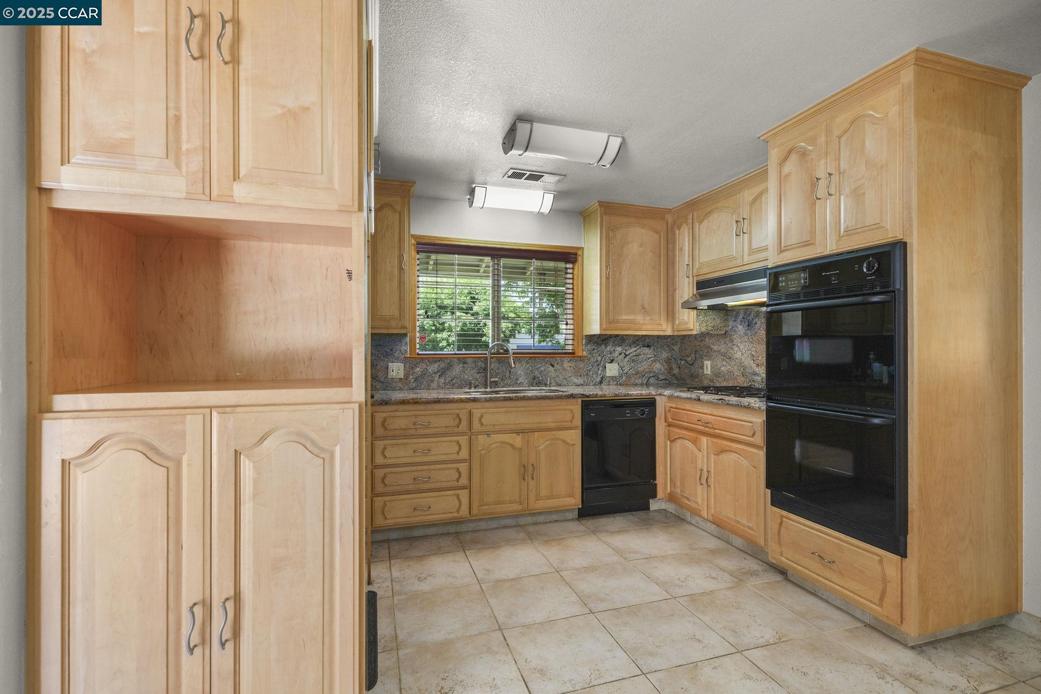 Detail Gallery Image 2 of 33 For 928 Sassel Ave, Concord,  CA 94518 - 4 Beds | 2 Baths