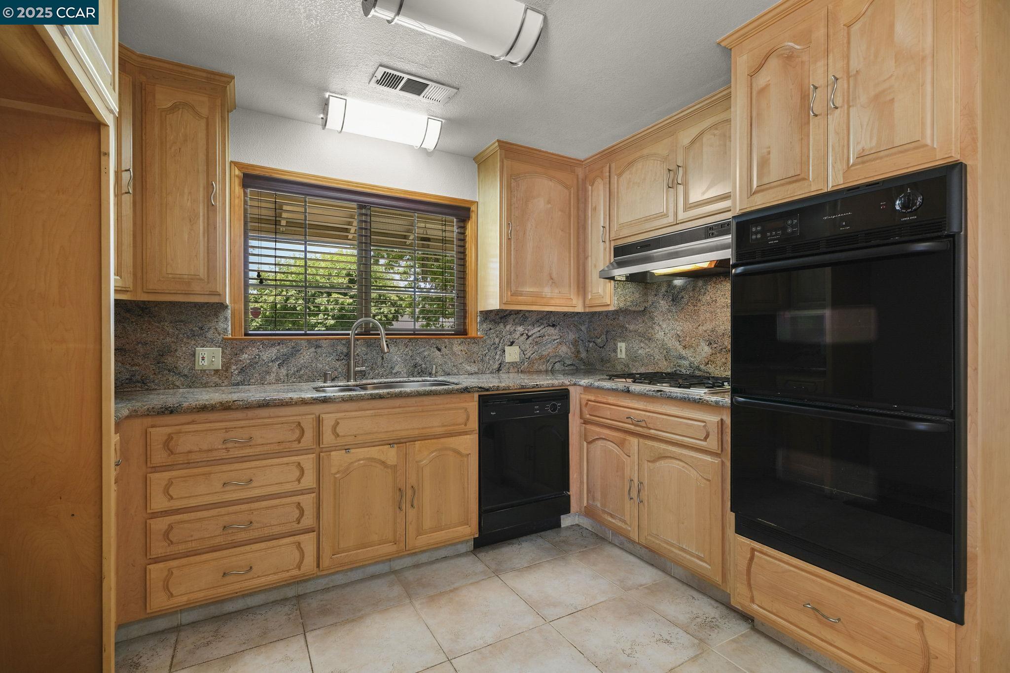 Detail Gallery Image 2 of 33 For 928 Sassel Ave, Concord,  CA 94518 - 4 Beds | 2 Baths