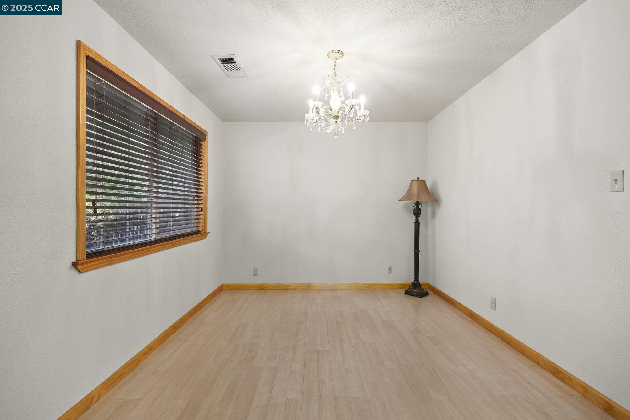 Detail Gallery Image 8 of 33 For 928 Sassel Ave, Concord,  CA 94518 - 4 Beds | 2 Baths