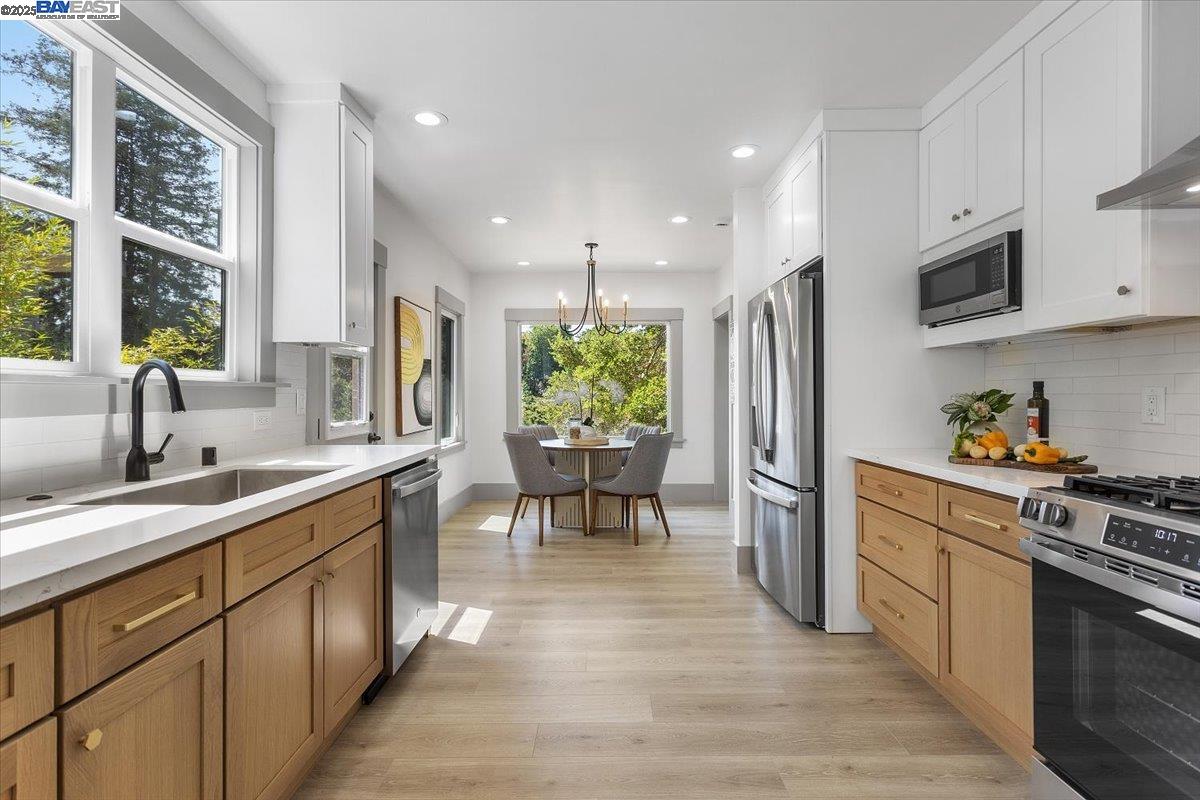 Detail Gallery Image 12 of 60 For 689 Santa Ray Ave, Oakland,  CA 94610 - 4 Beds | 3/1 Baths