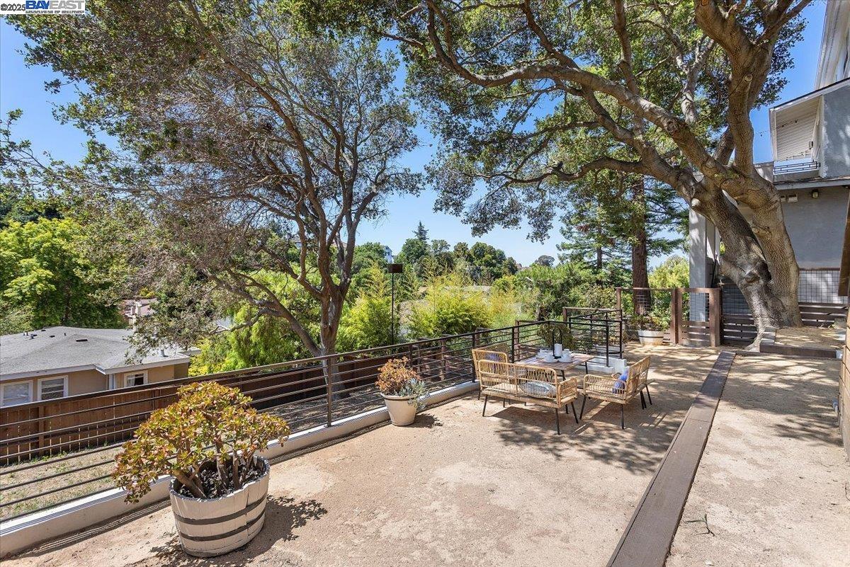 Detail Gallery Image 14 of 60 For 689 Santa Ray Ave, Oakland,  CA 94610 - 4 Beds | 3/1 Baths
