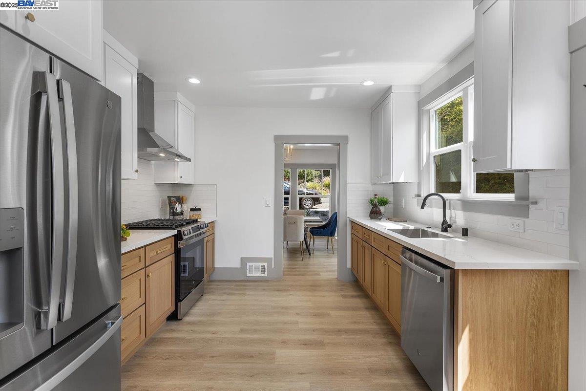 Detail Gallery Image 17 of 60 For 689 Santa Ray Ave, Oakland,  CA 94610 - 4 Beds | 3/1 Baths