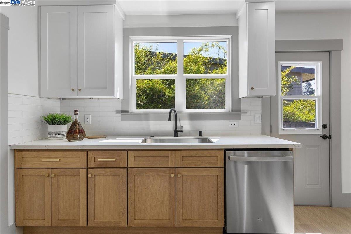 Detail Gallery Image 10 of 60 For 689 Santa Ray Ave, Oakland,  CA 94610 - 4 Beds | 3/1 Baths
