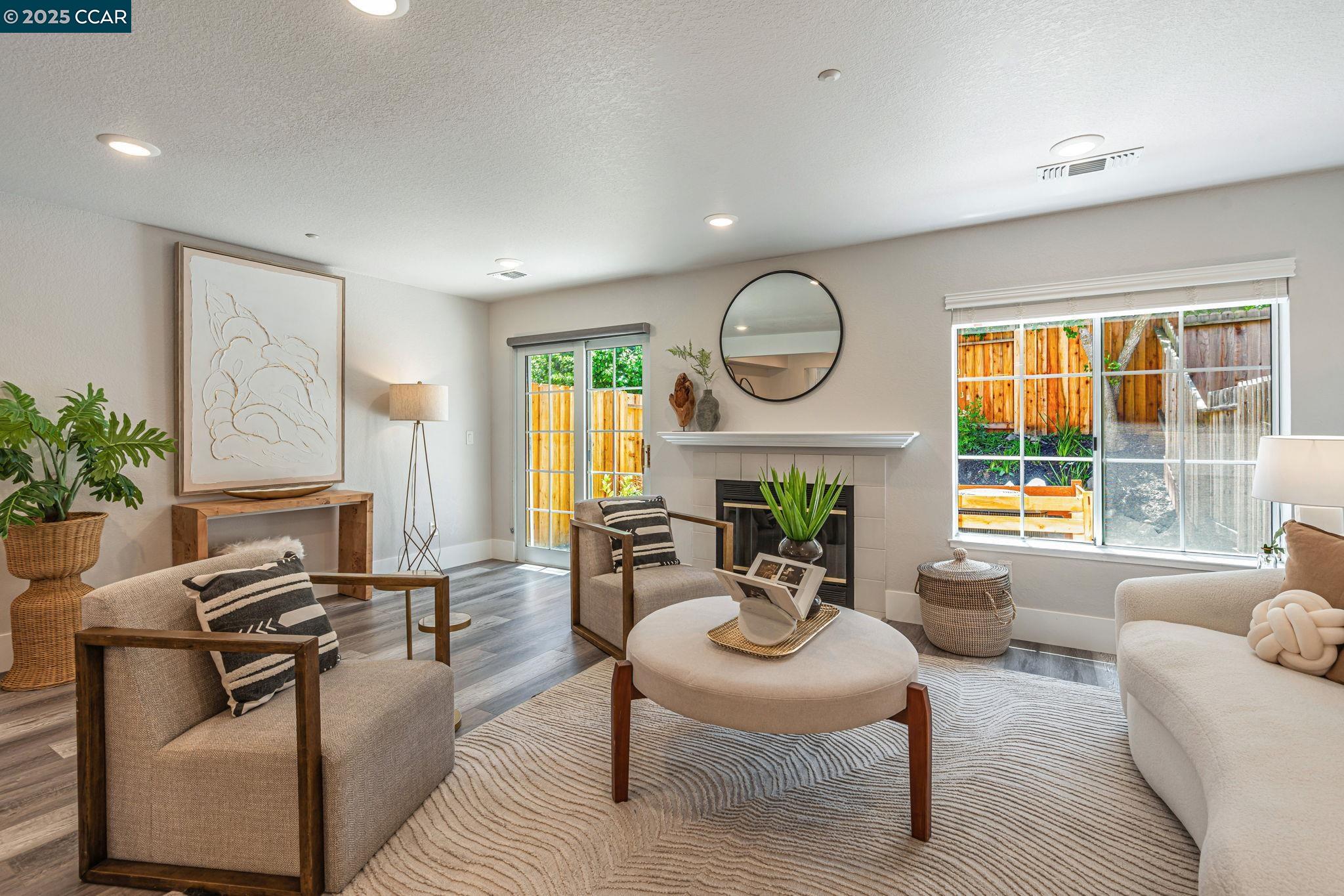 Detail Gallery Image 2 of 22 For 362 Columbia Cir, Benicia,  CA 94510 - 2 Beds | 2/1 Baths