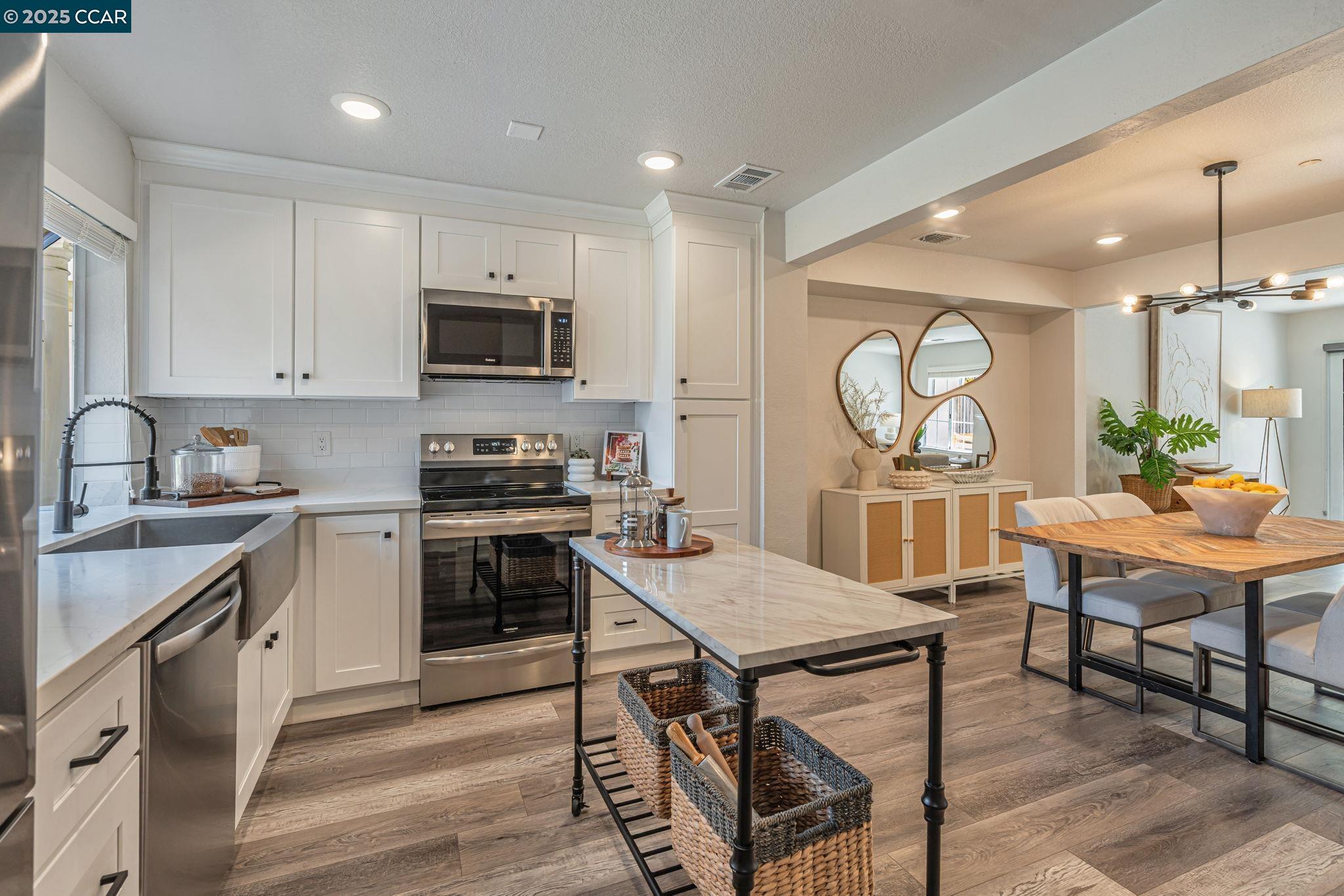 Detail Gallery Image 3 of 22 For 362 Columbia Cir, Benicia,  CA 94510 - 2 Beds | 2/1 Baths