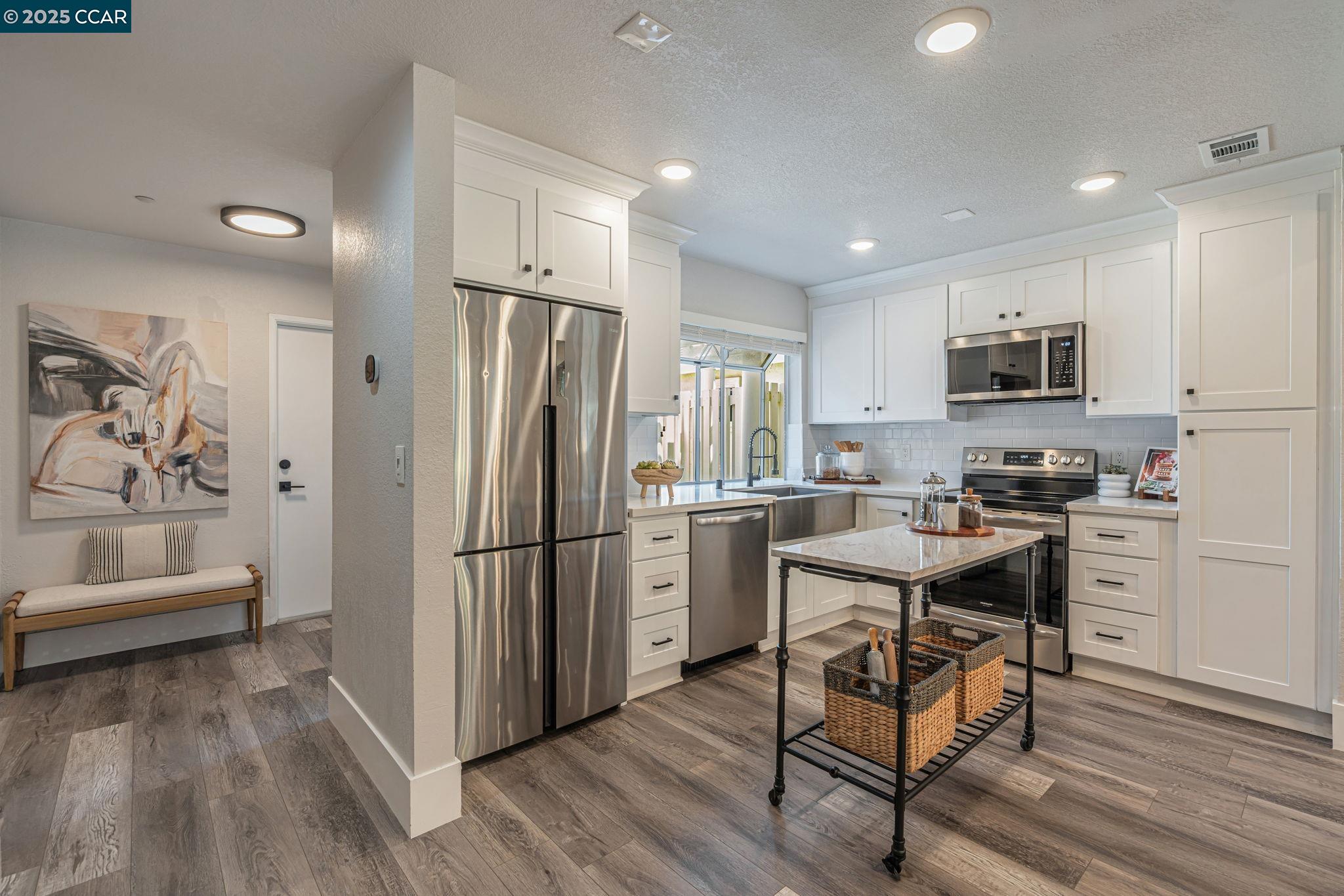 Detail Gallery Image 4 of 22 For 362 Columbia Cir, Benicia,  CA 94510 - 2 Beds | 2/1 Baths