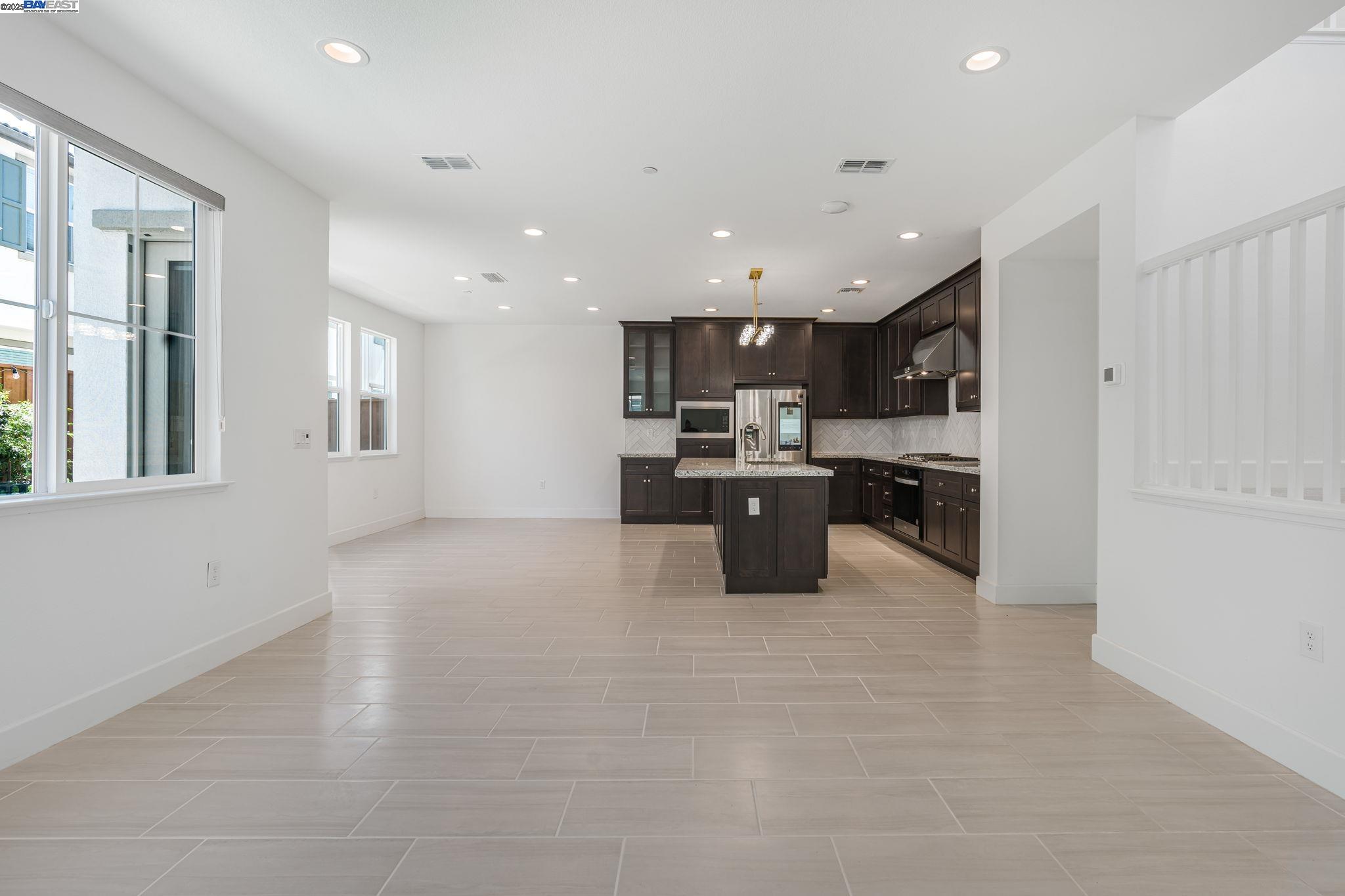 Detail Gallery Image 11 of 45 For 164 E Calder Dr, Mountain House,  CA 95391 - 3 Beds | 2/1 Baths