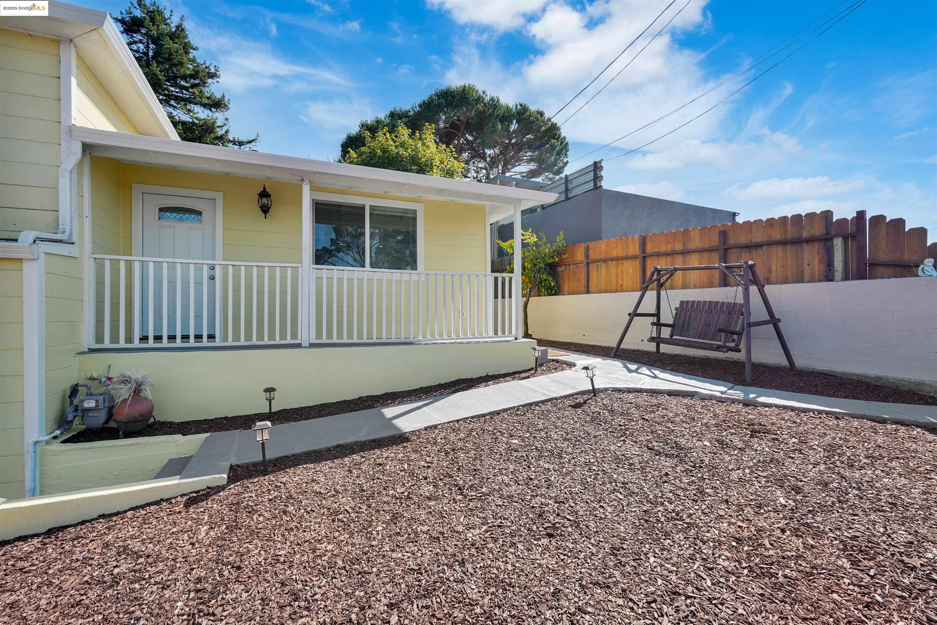 Detail Gallery Image 7 of 56 For 3977 La Cima Road, El Sobrante,  CA 94803 - 2 Beds | 1 Baths