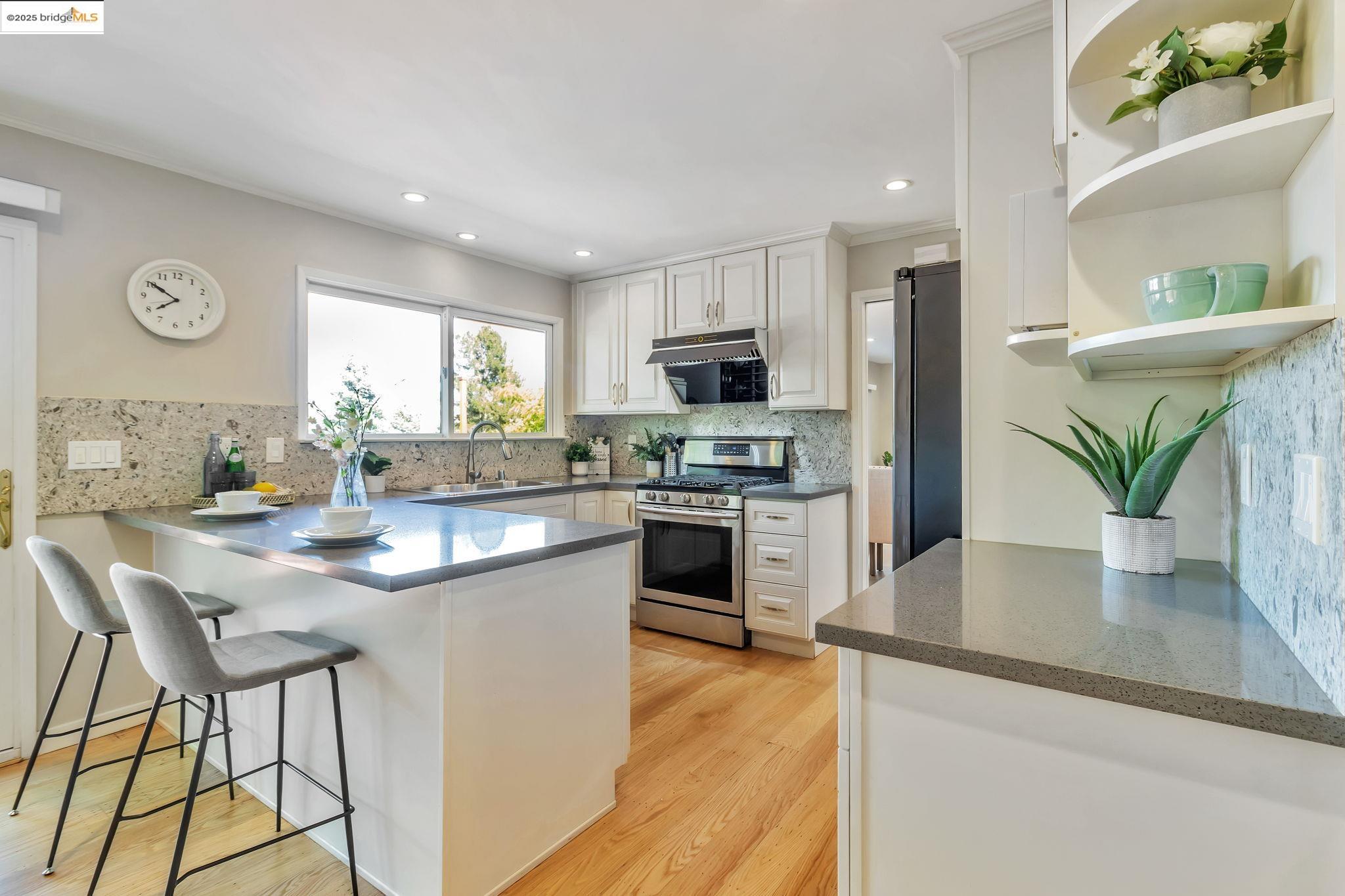 Detail Gallery Image 5 of 42 For 62 Warfield Dr, Moraga,  CA 94556-1122 - 4 Beds | 2 Baths