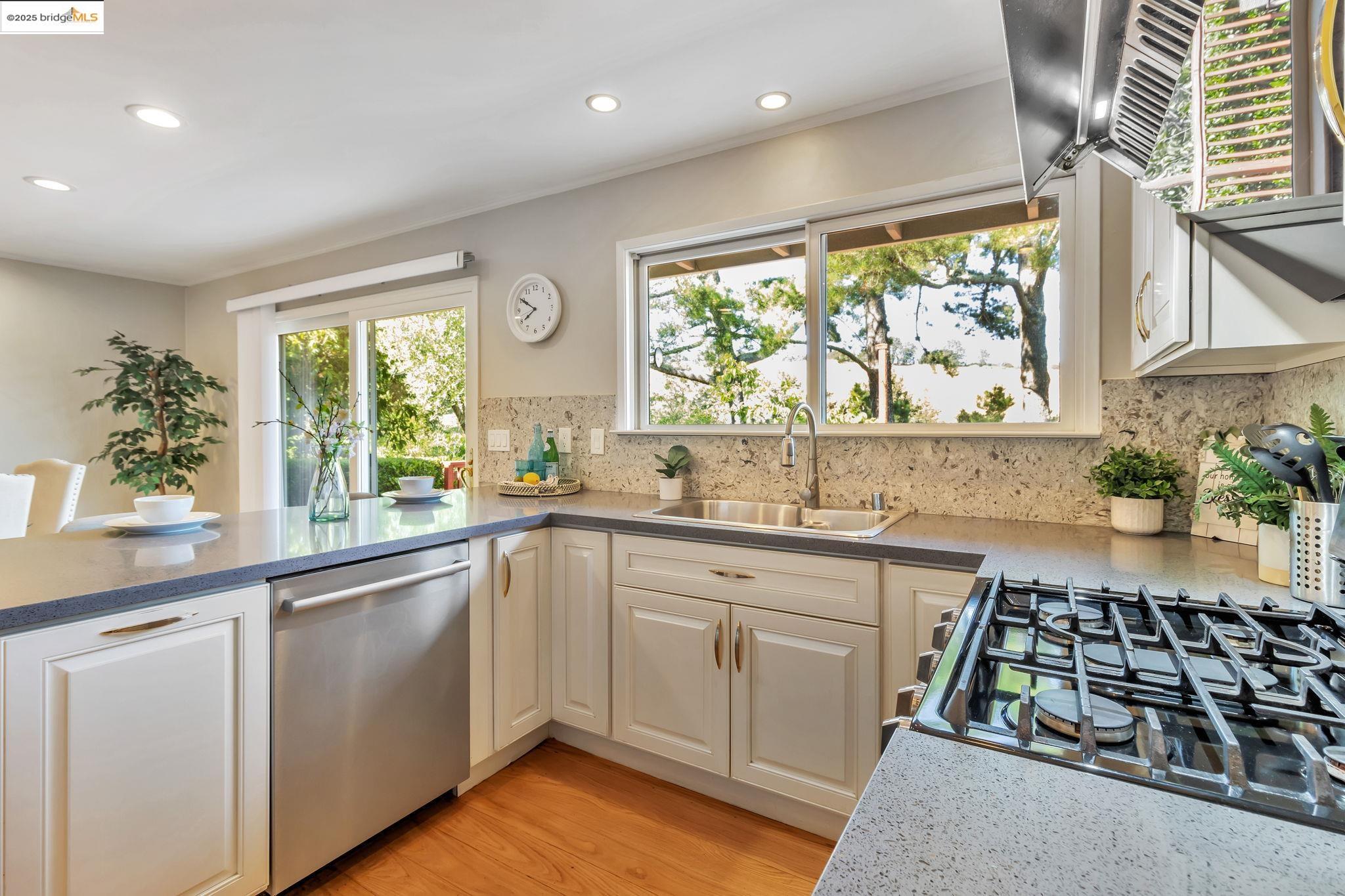 Detail Gallery Image 7 of 42 For 62 Warfield Dr, Moraga,  CA 94556-1122 - 4 Beds | 2 Baths