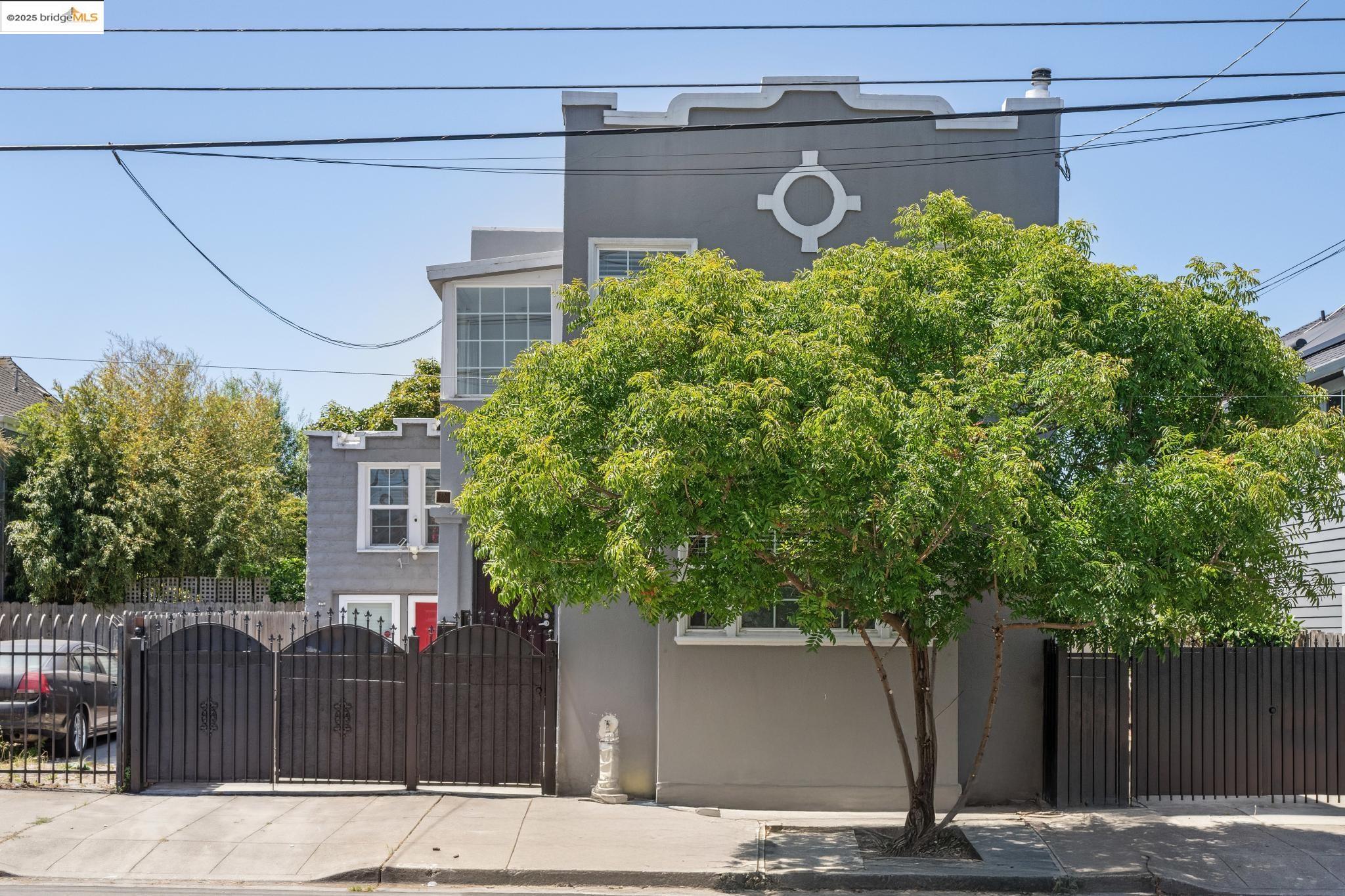 Detail Gallery Image 2 of 60 For 1063 32nd St, Oakland,  CA 94608 - 4 Beds | 3 Baths