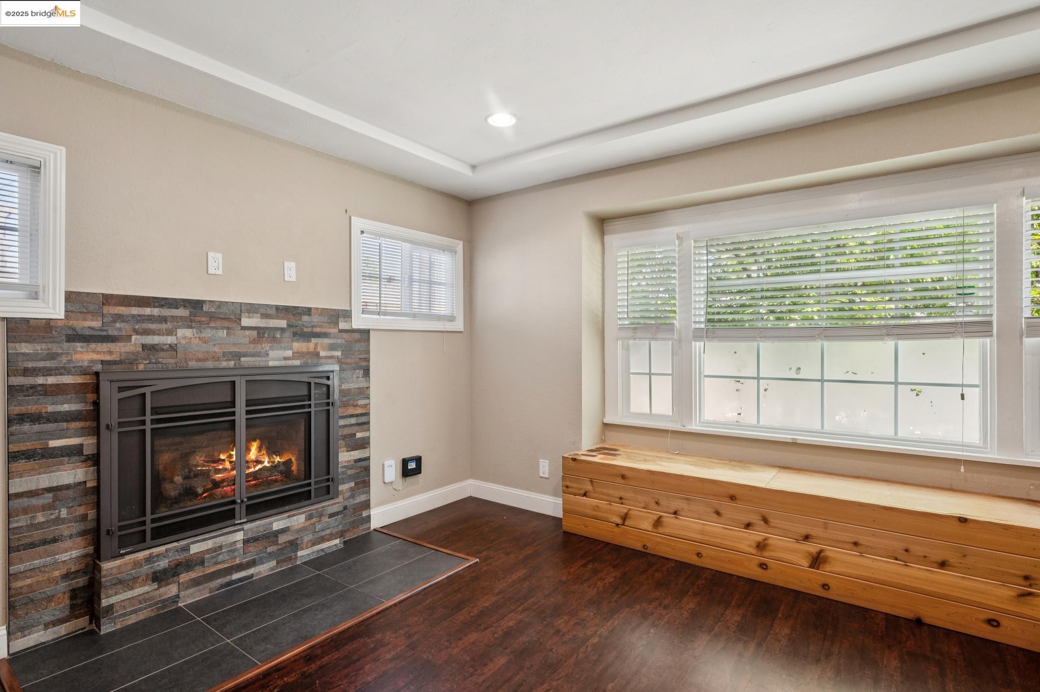 Detail Gallery Image 12 of 60 For 1063 32nd St, Oakland,  CA 94608 - 4 Beds | 3 Baths