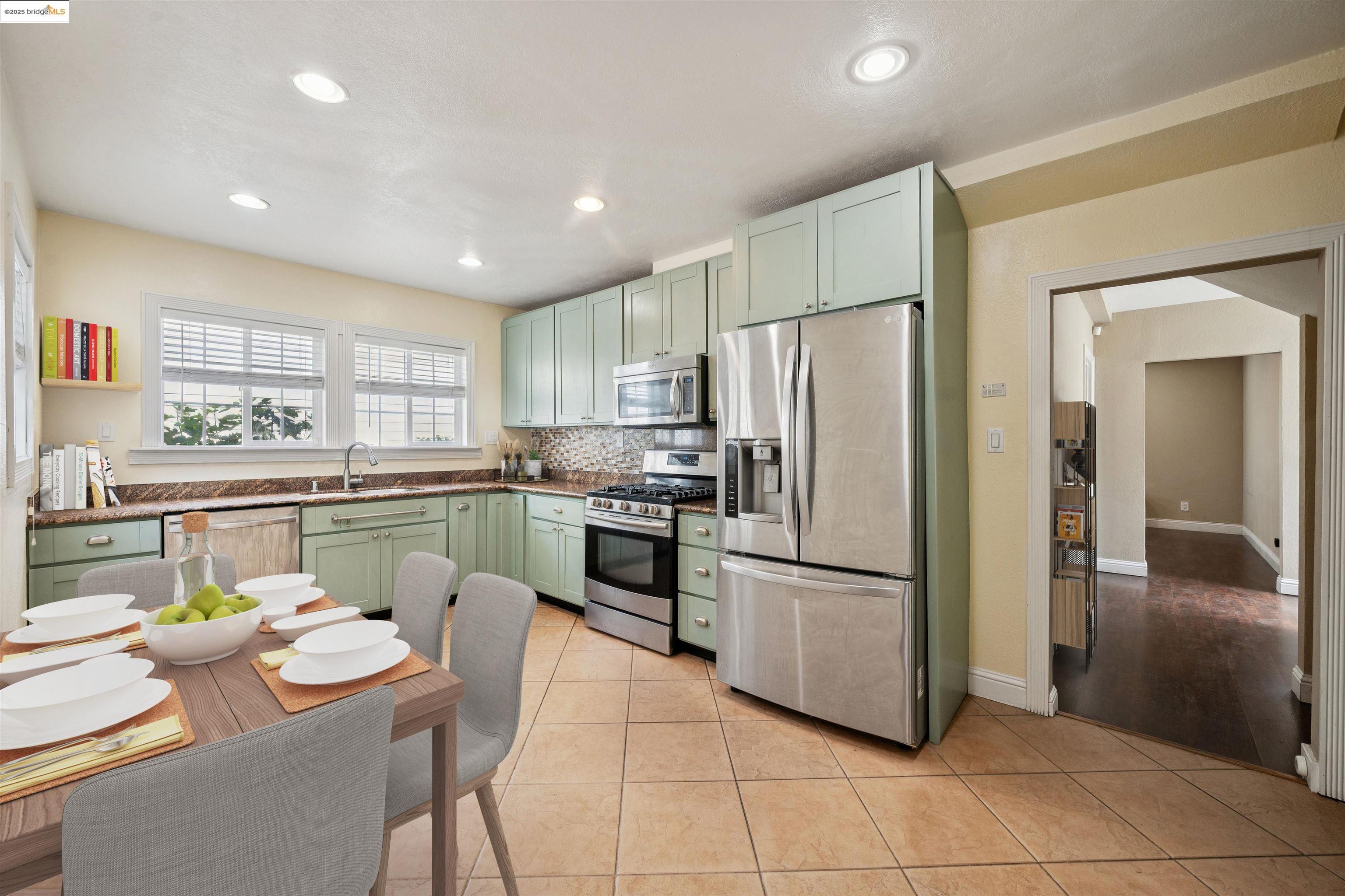 Detail Gallery Image 13 of 60 For 1063 32nd St, Oakland,  CA 94608 - 4 Beds | 3 Baths