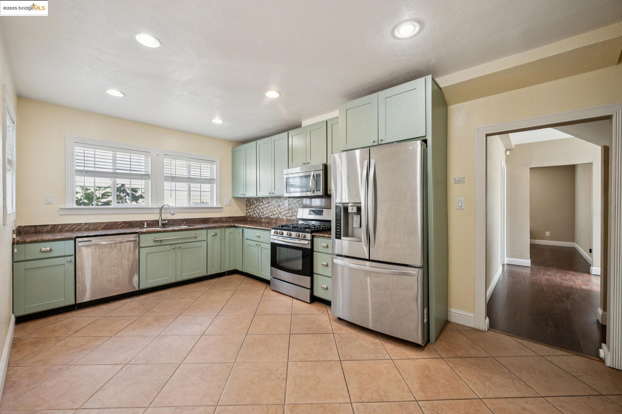 Detail Gallery Image 14 of 60 For 1063 32nd St, Oakland,  CA 94608 - 4 Beds | 3 Baths