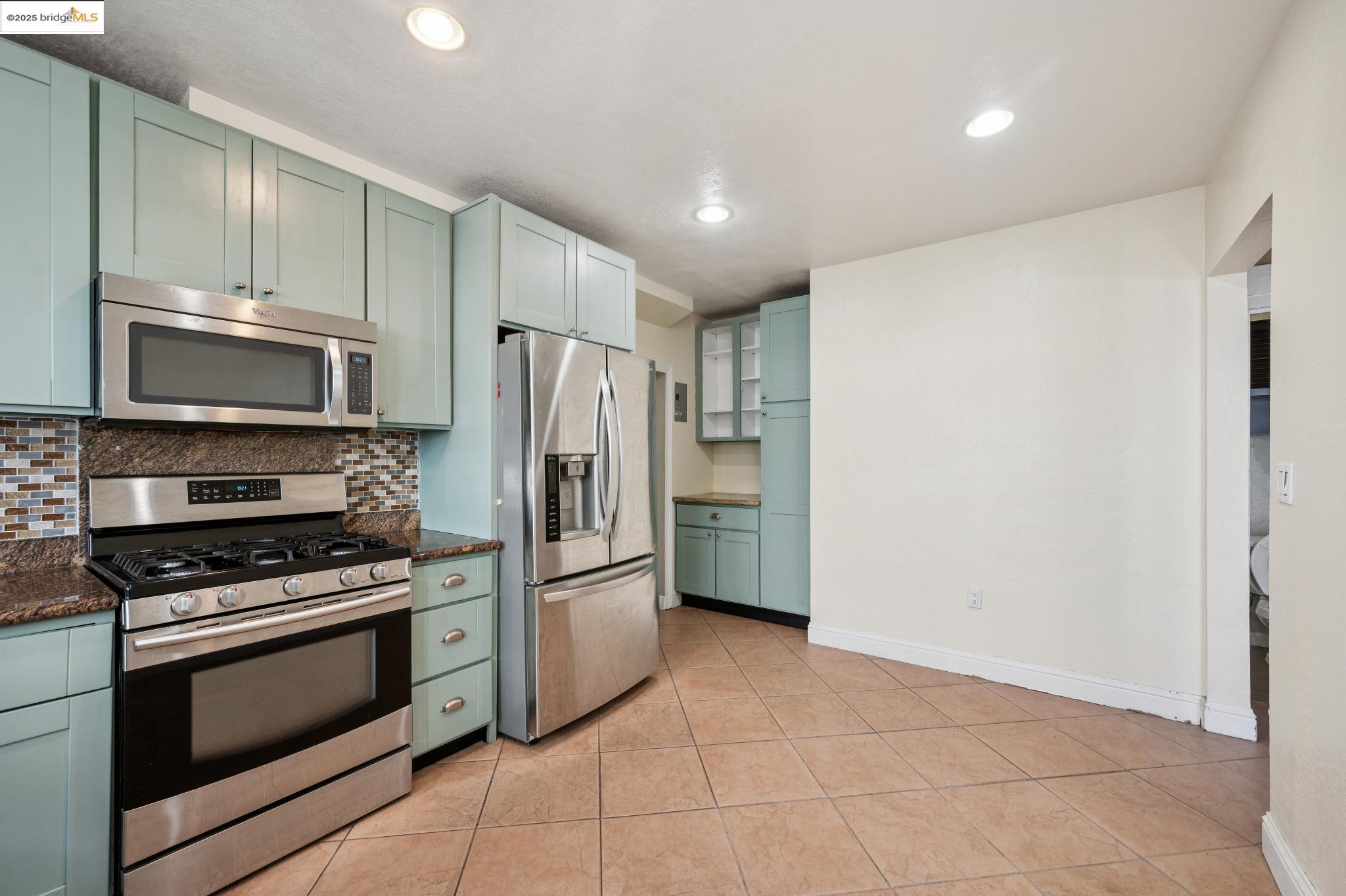 Detail Gallery Image 15 of 60 For 1063 32nd St, Oakland,  CA 94608 - 4 Beds | 3 Baths