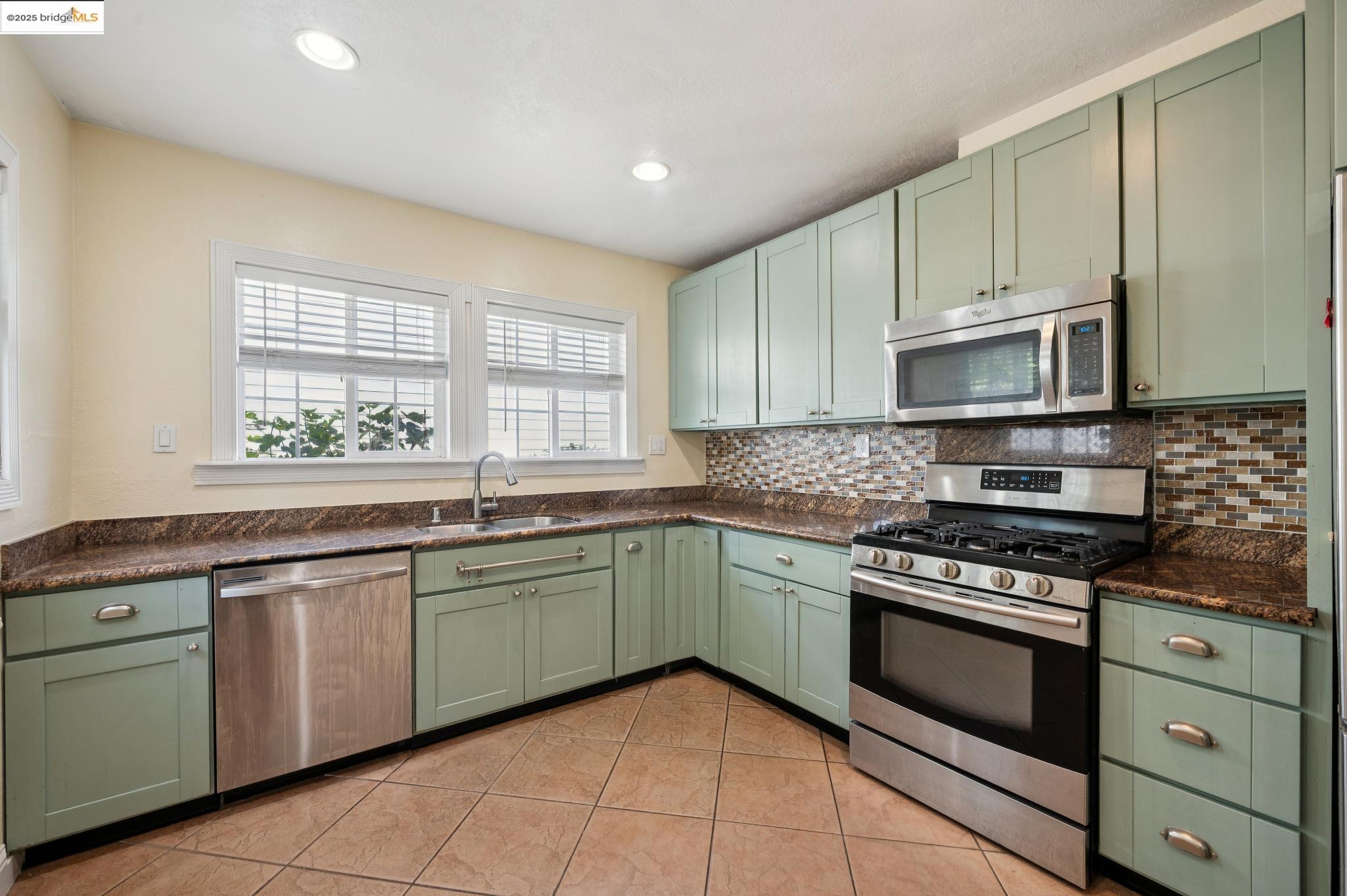 Detail Gallery Image 16 of 60 For 1063 32nd St, Oakland,  CA 94608 - 4 Beds | 3 Baths