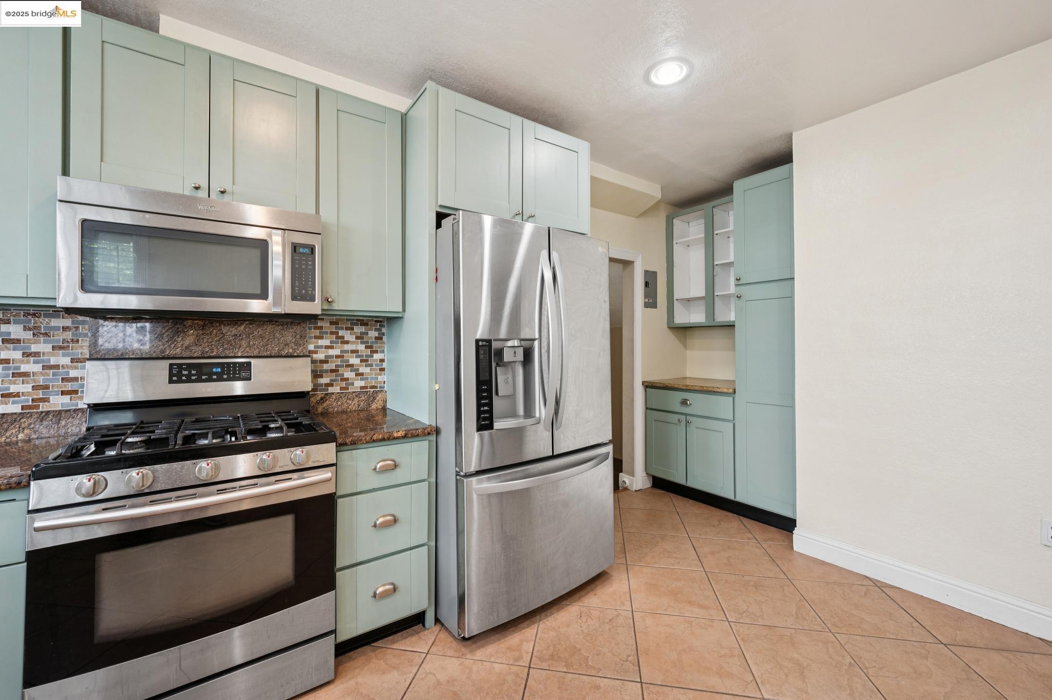 Detail Gallery Image 17 of 60 For 1063 32nd St, Oakland,  CA 94608 - 4 Beds | 3 Baths