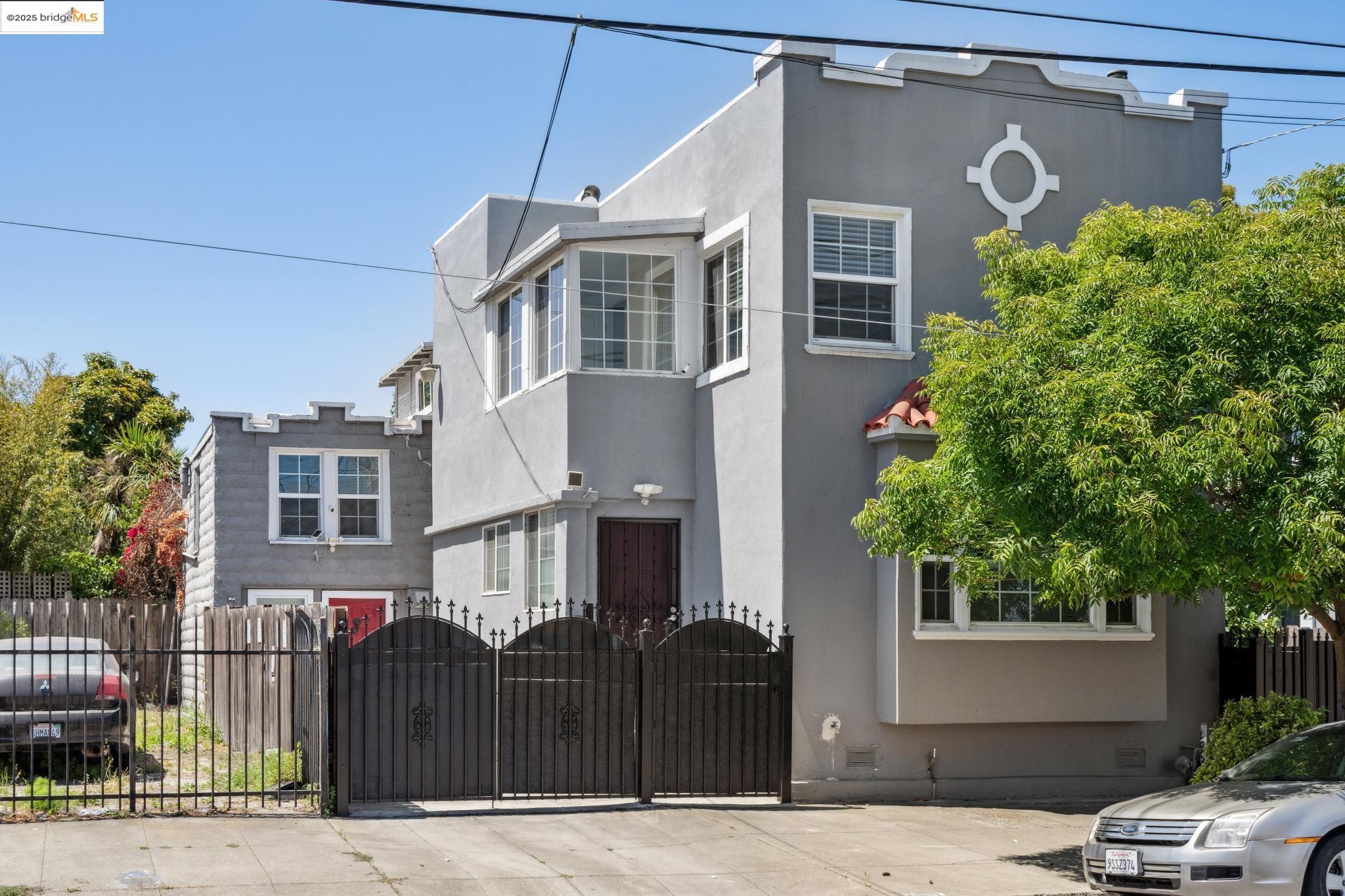 Detail Gallery Image 3 of 60 For 1063 32nd St, Oakland,  CA 94608 - 4 Beds | 3 Baths