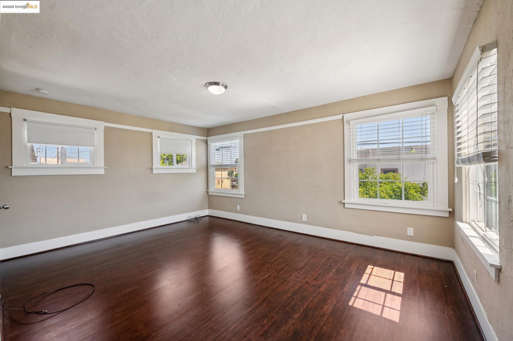Detail Gallery Image 22 of 60 For 1063 32nd St, Oakland,  CA 94608 - 4 Beds | 3 Baths