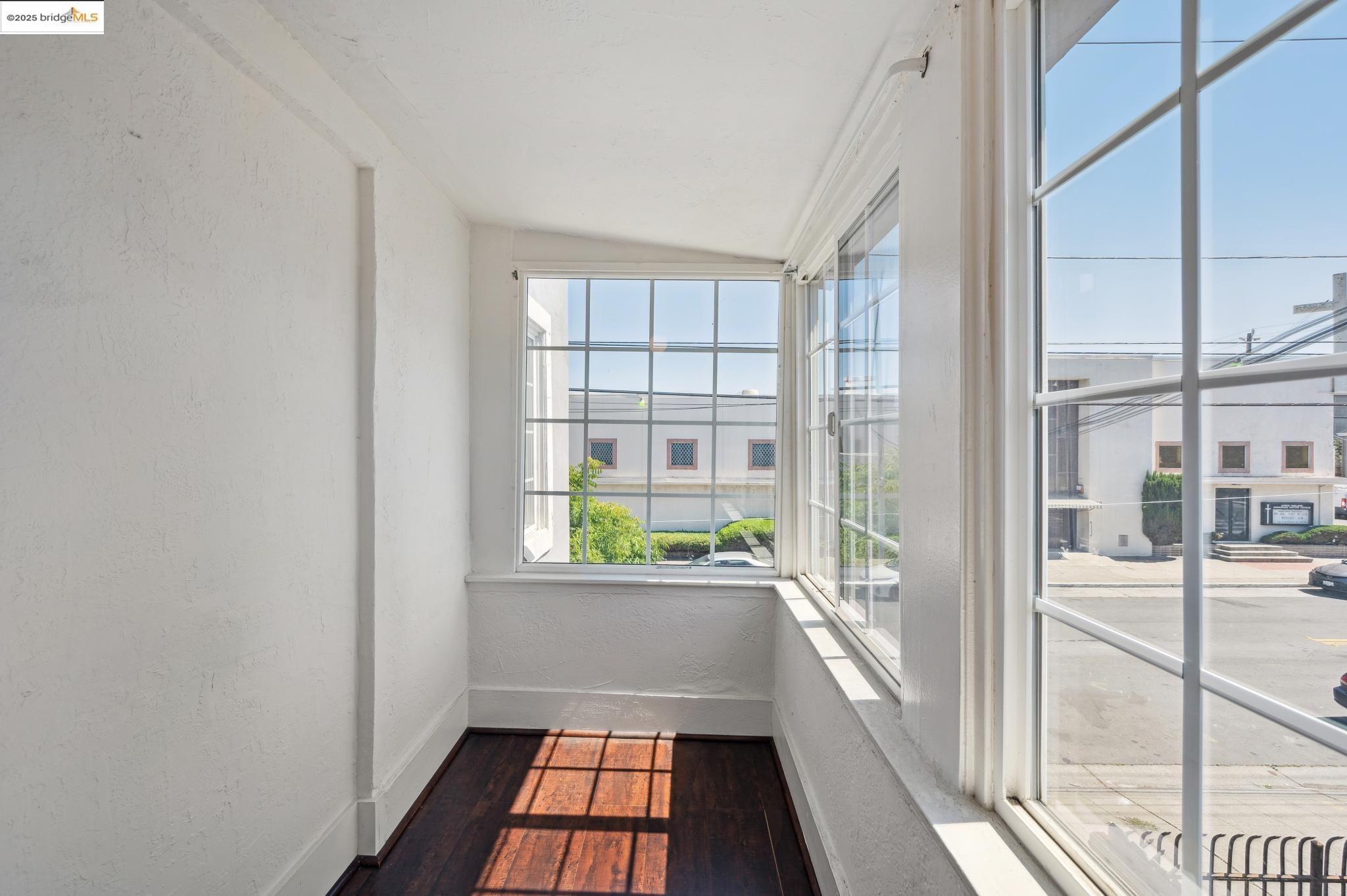 Detail Gallery Image 28 of 60 For 1063 32nd St, Oakland,  CA 94608 - 4 Beds | 3 Baths