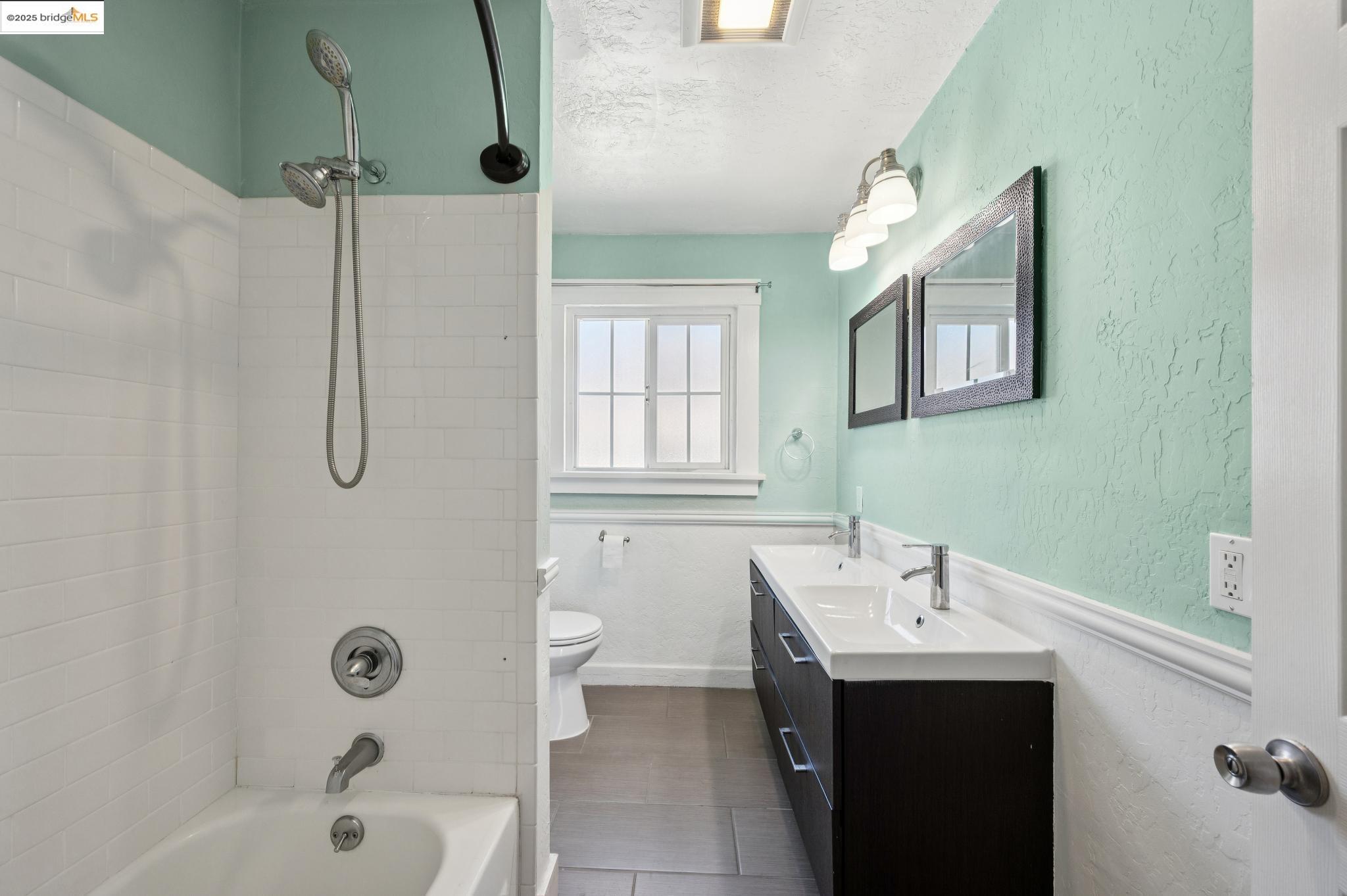 Detail Gallery Image 29 of 60 For 1063 32nd St, Oakland,  CA 94608 - 4 Beds | 3 Baths