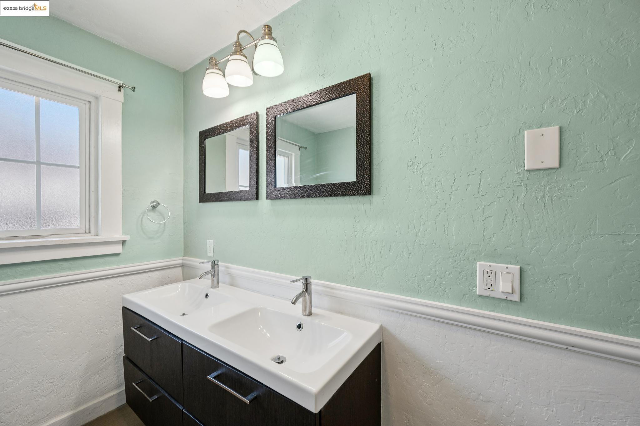 Detail Gallery Image 30 of 60 For 1063 32nd St, Oakland,  CA 94608 - 4 Beds | 3 Baths