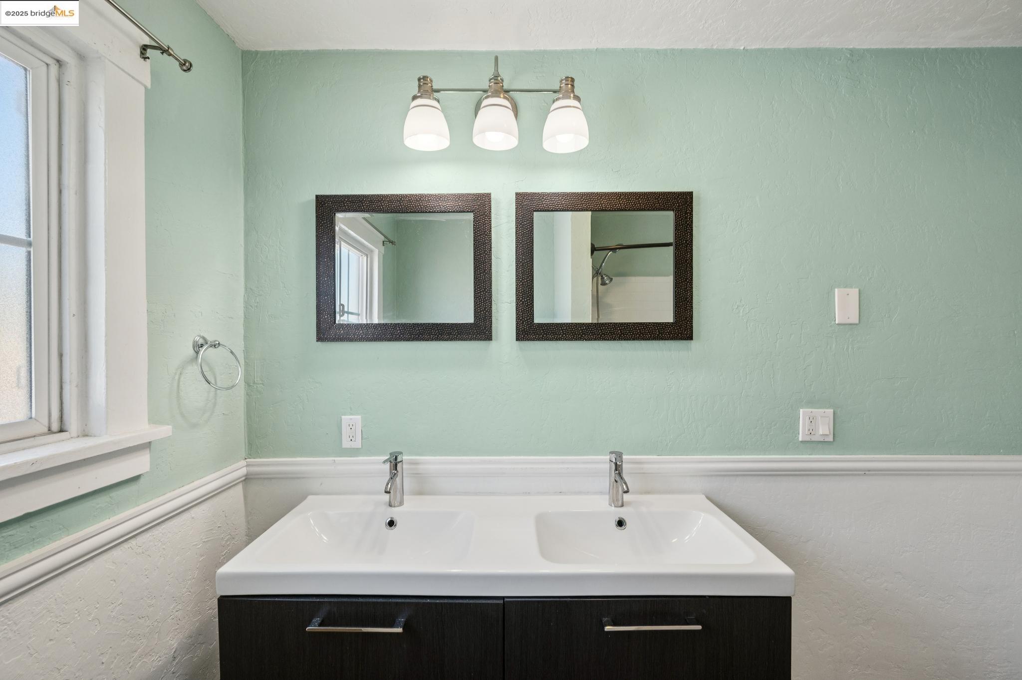 Detail Gallery Image 31 of 60 For 1063 32nd St, Oakland,  CA 94608 - 4 Beds | 3 Baths